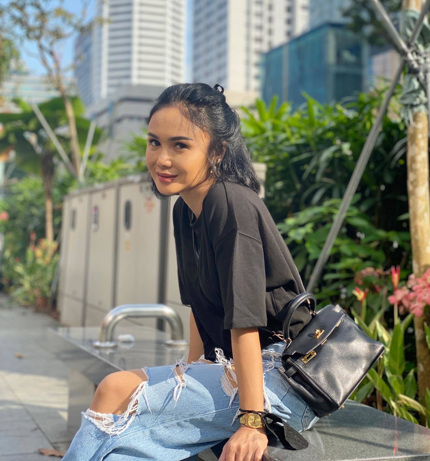 Gaya rambut kuncir setengah untuk gaya sehari-hari. (Foto: Instagram.com/yunishara36)