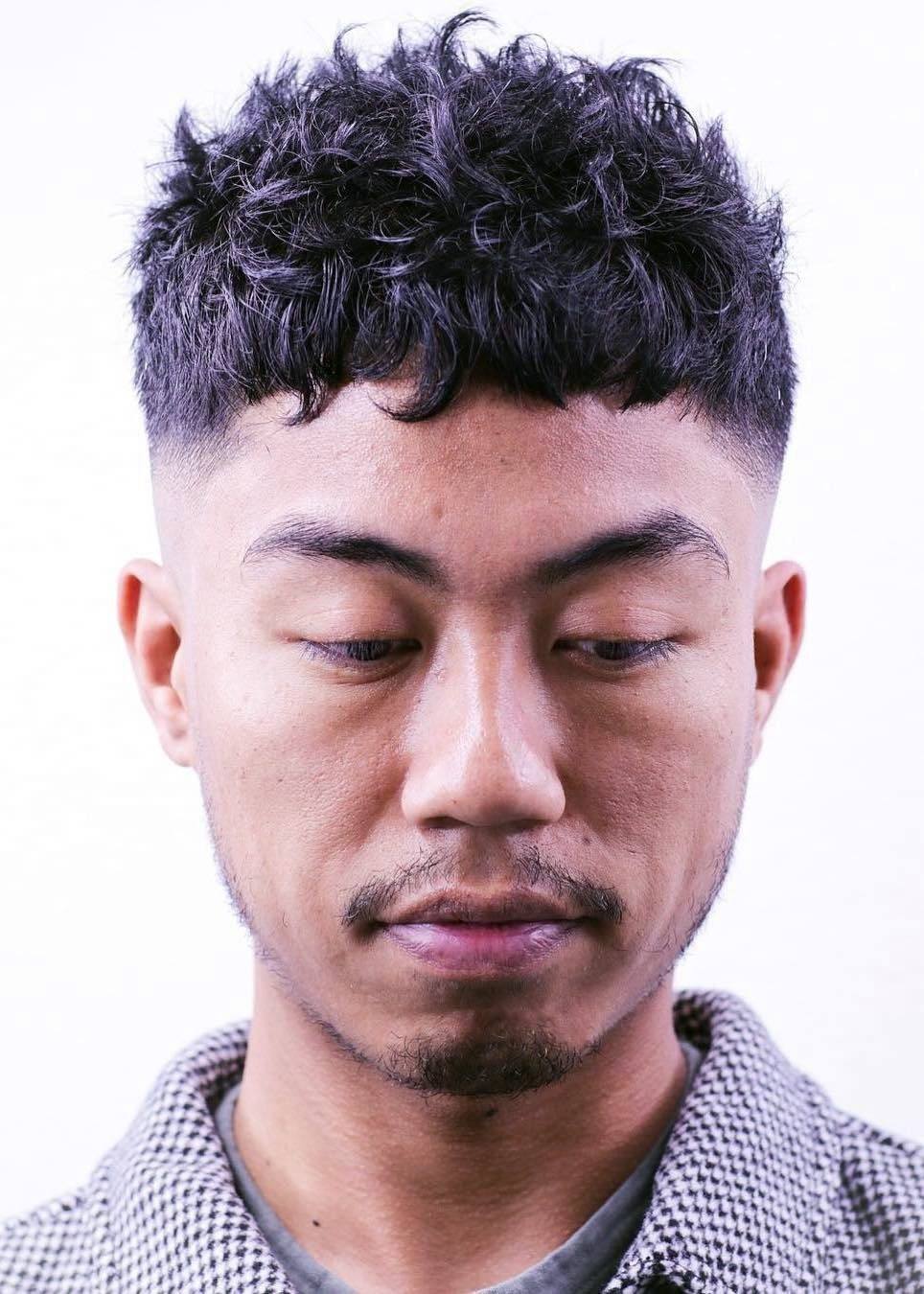 Pria Asia dengan potongan rambut pendek French crop yang ditata spike pendek.