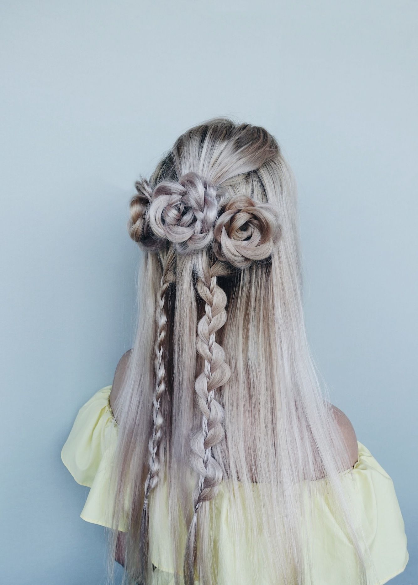 Berikan gaya kepang half updo. (Foto: Shutterstock)