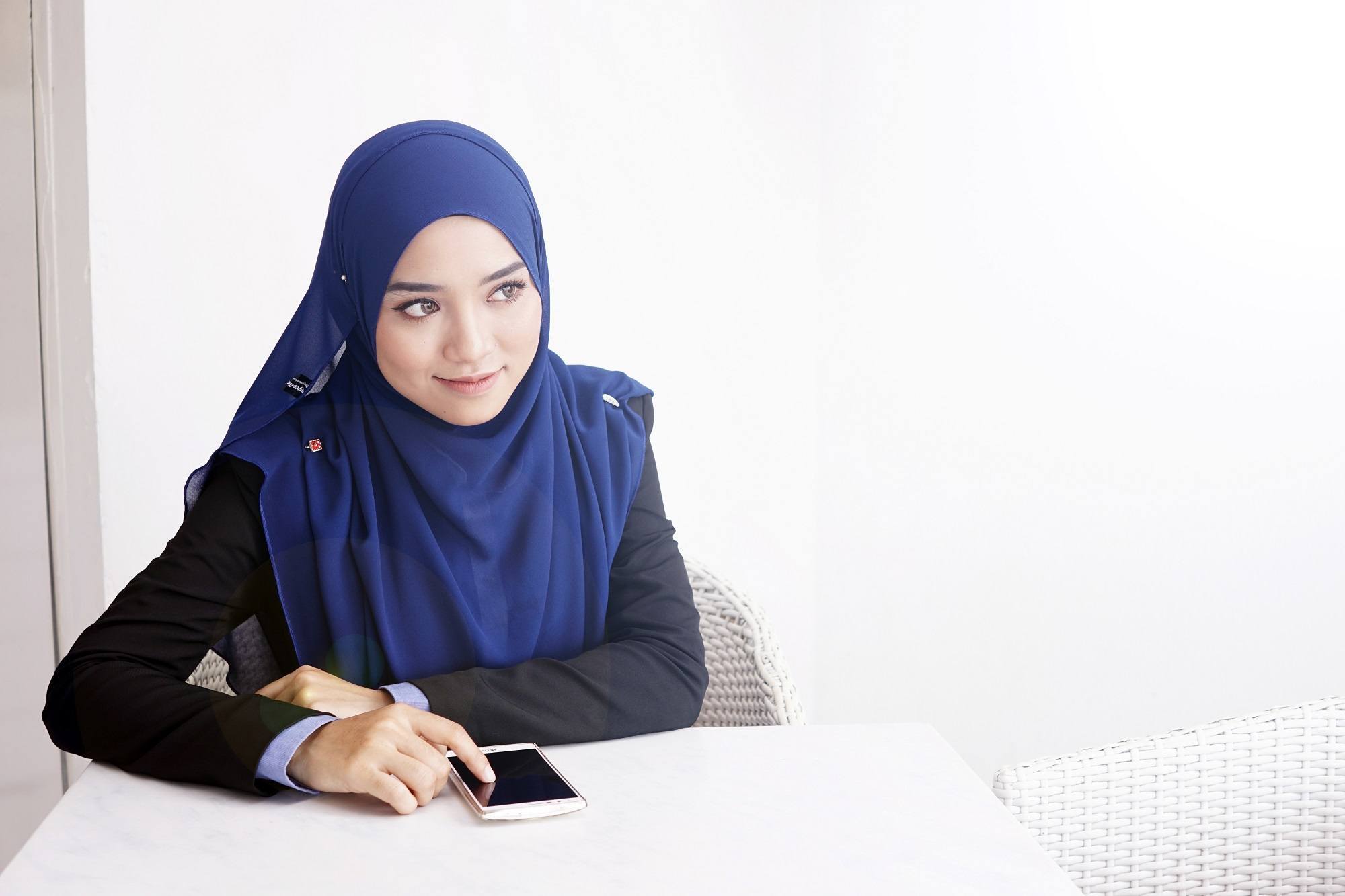 Hijab pashmina ala hijabers Malaysia untuk tampilan formal ke kantor. (Foto: Shutterstock(