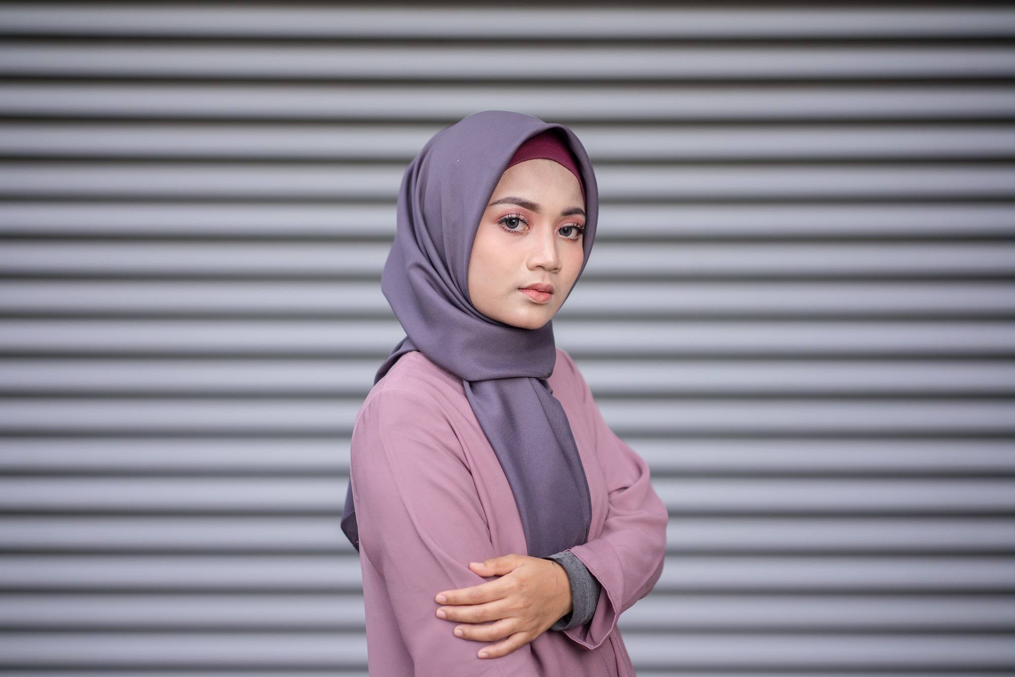 Hijab segi empat formal yang cocok dipakai ke kantor. (Foto: Shutterstock)