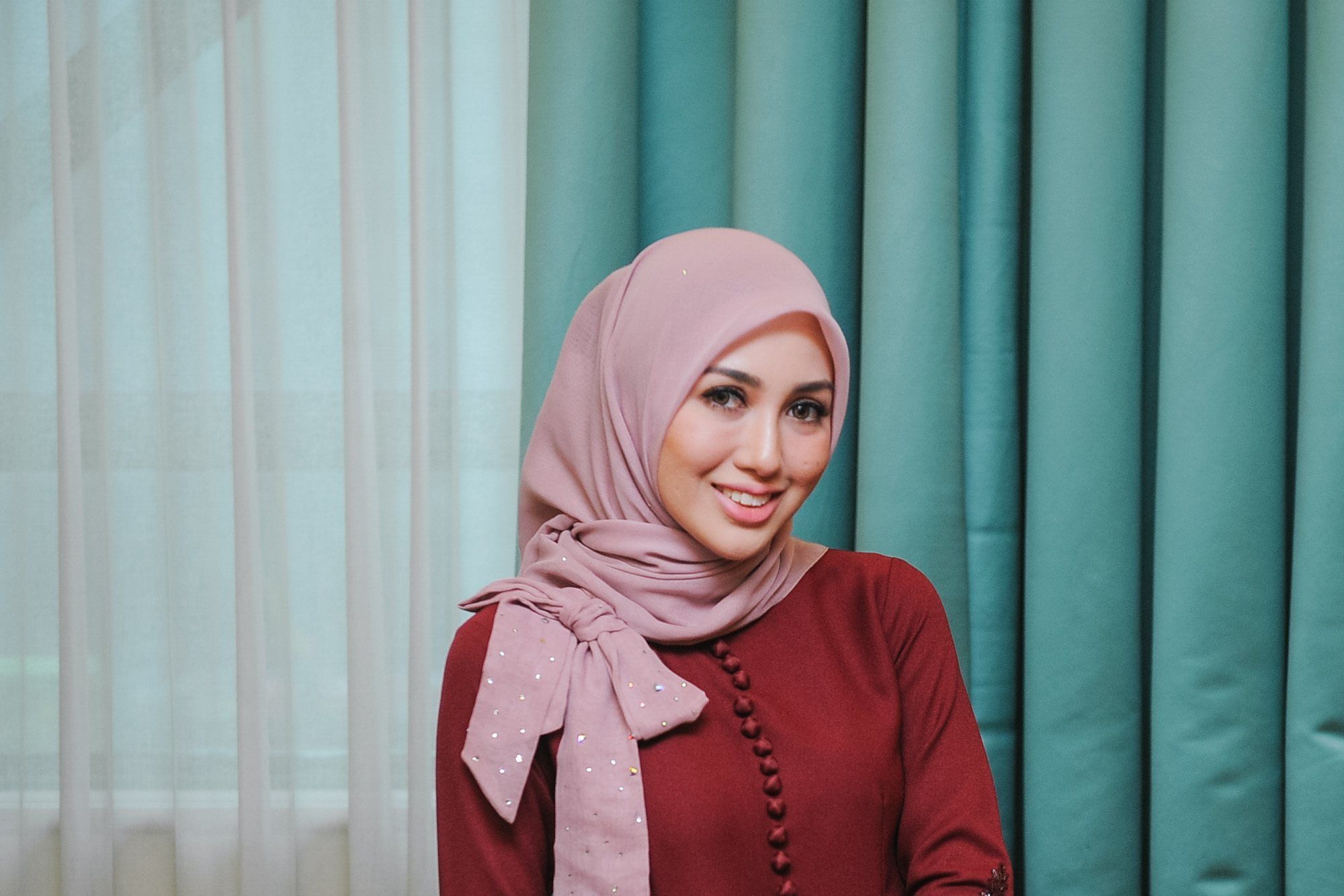 Model hijab beraksen pita juga bisa dipakai ke kantor. (Foto: Shutterstock)