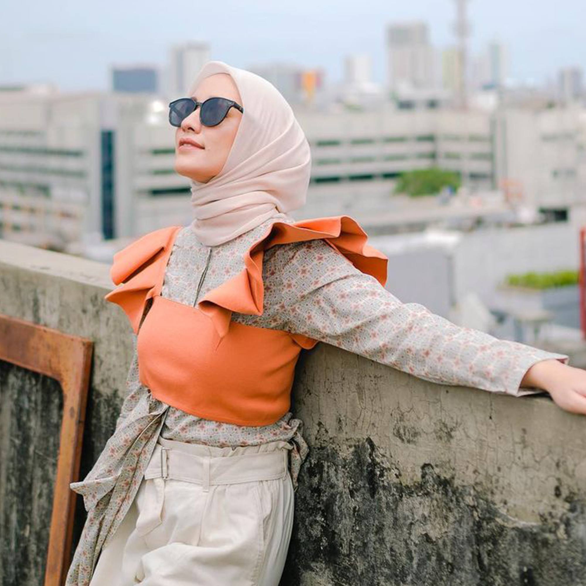 Kalau mau bebas kusut dan tak gerah, pilih bahan seperti voal, ceruty, atau corn skin. (Foto: instagram/megaiskanti)