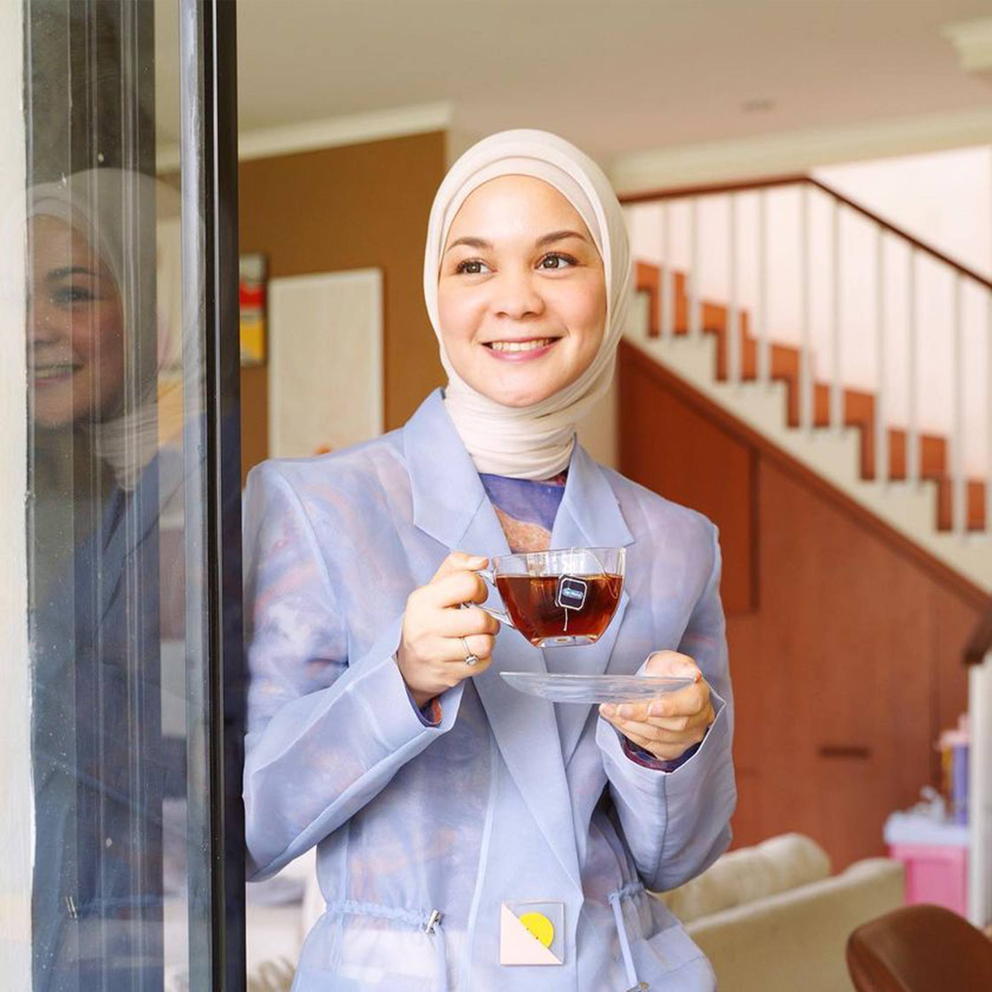 Hijab model ini pas banget digunakan dengan atasan kerah bulat atau yang berkerah. (Foto: instagram/tantrinamirah)