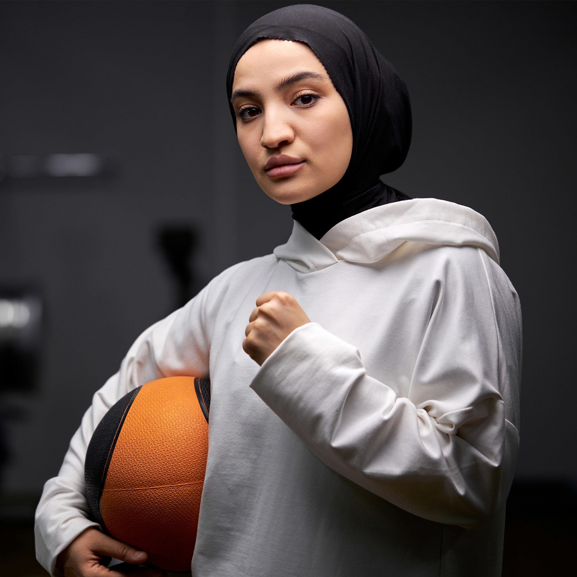 Kalau terbiasa dengan hijab longgar, kamu bisa pakai hoodie. (Foto: Shutterstock)