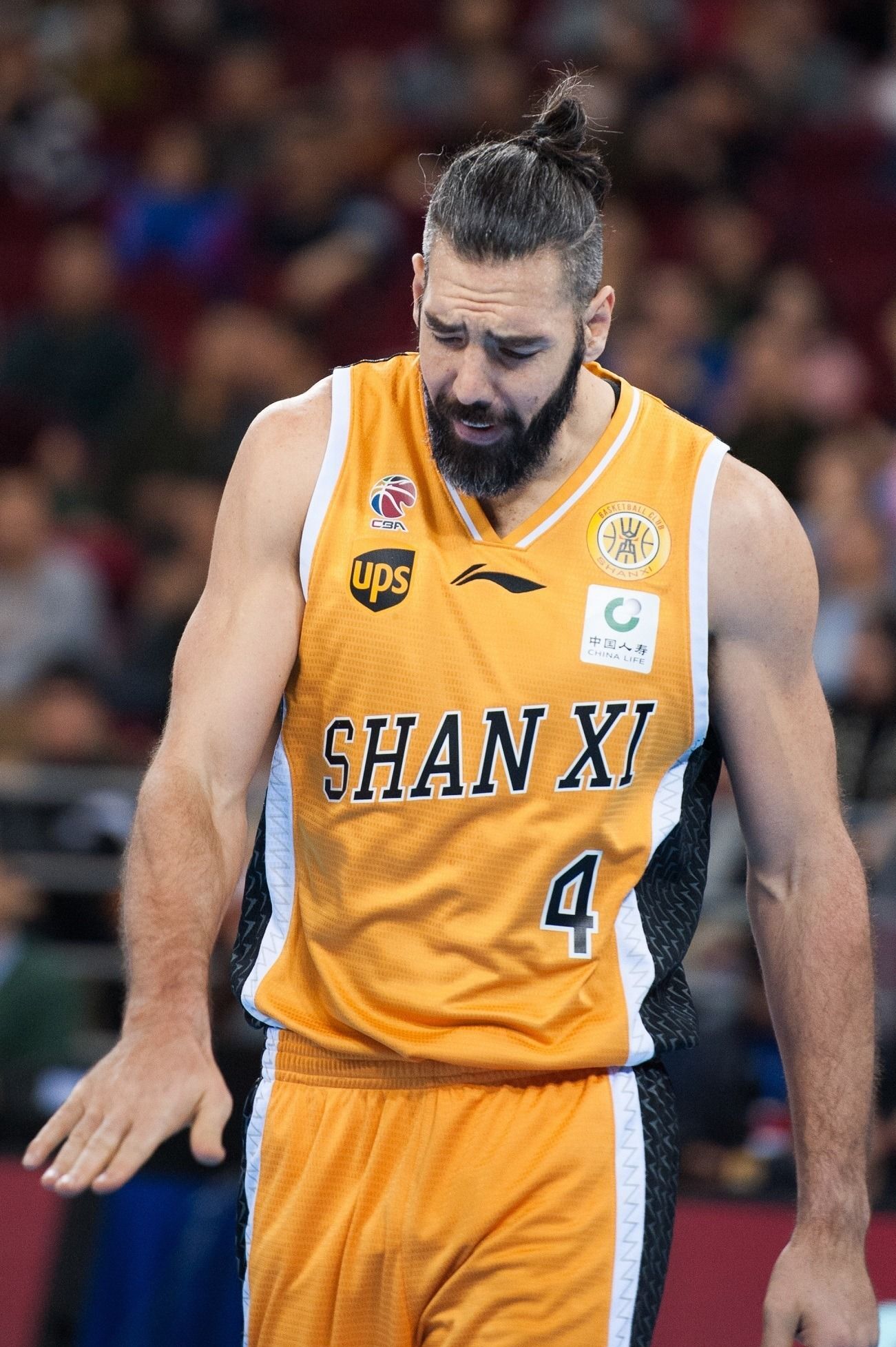 gaya rambut pemain NBA Man bun Luis Scola