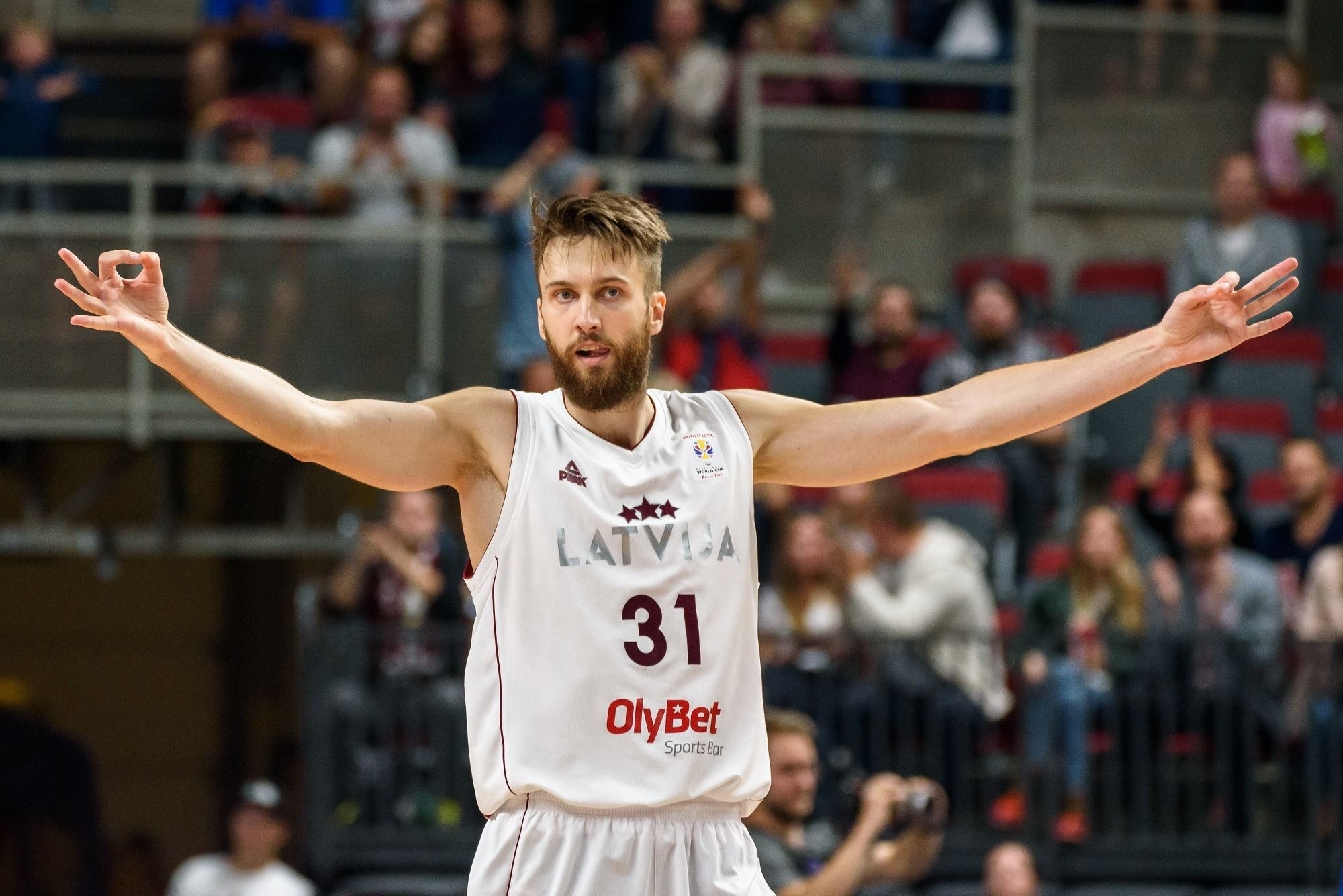 gaya rambut pemain NBA medium cut fade Luis Scola