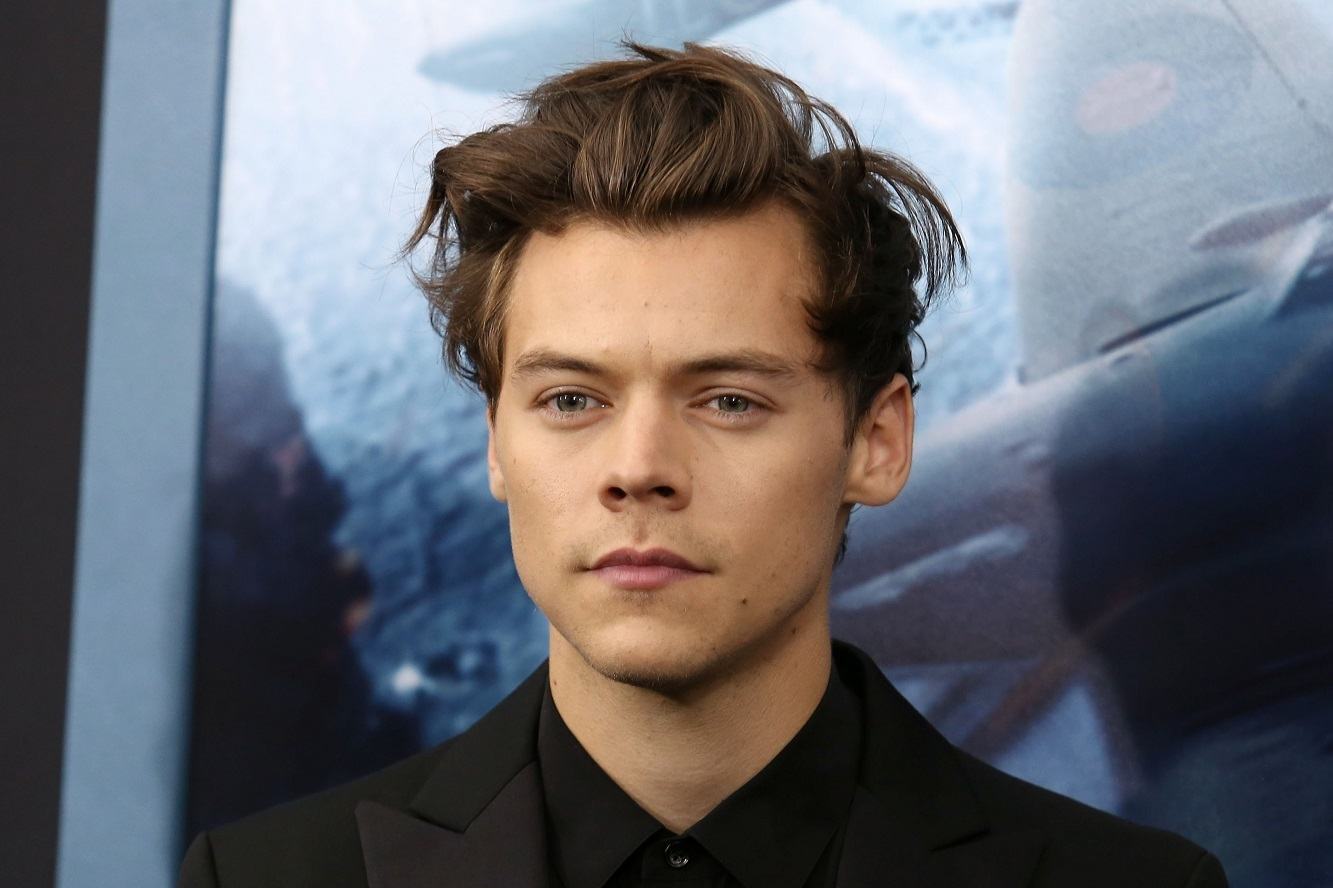 Harry Styles dengan gaya rambut messy comb over. (Foto: Shutterstock)