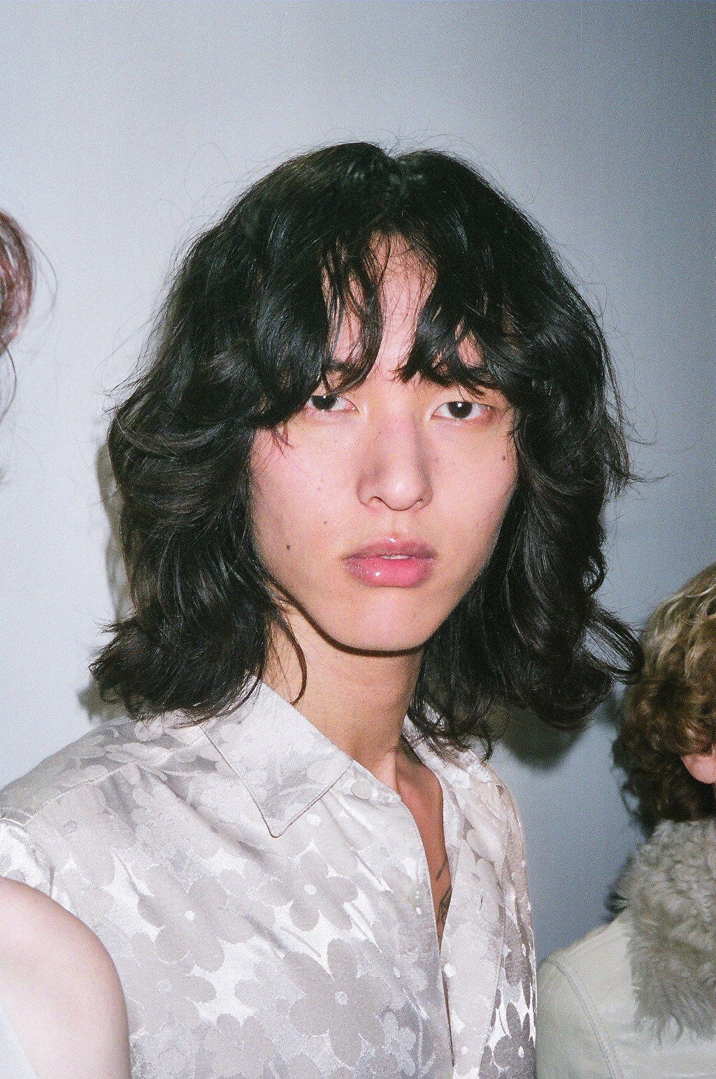 Gaya rambut vokalis The Rolling Stones? Ini dia yang bisa kamu pilih. (Foto: Office Magazine)