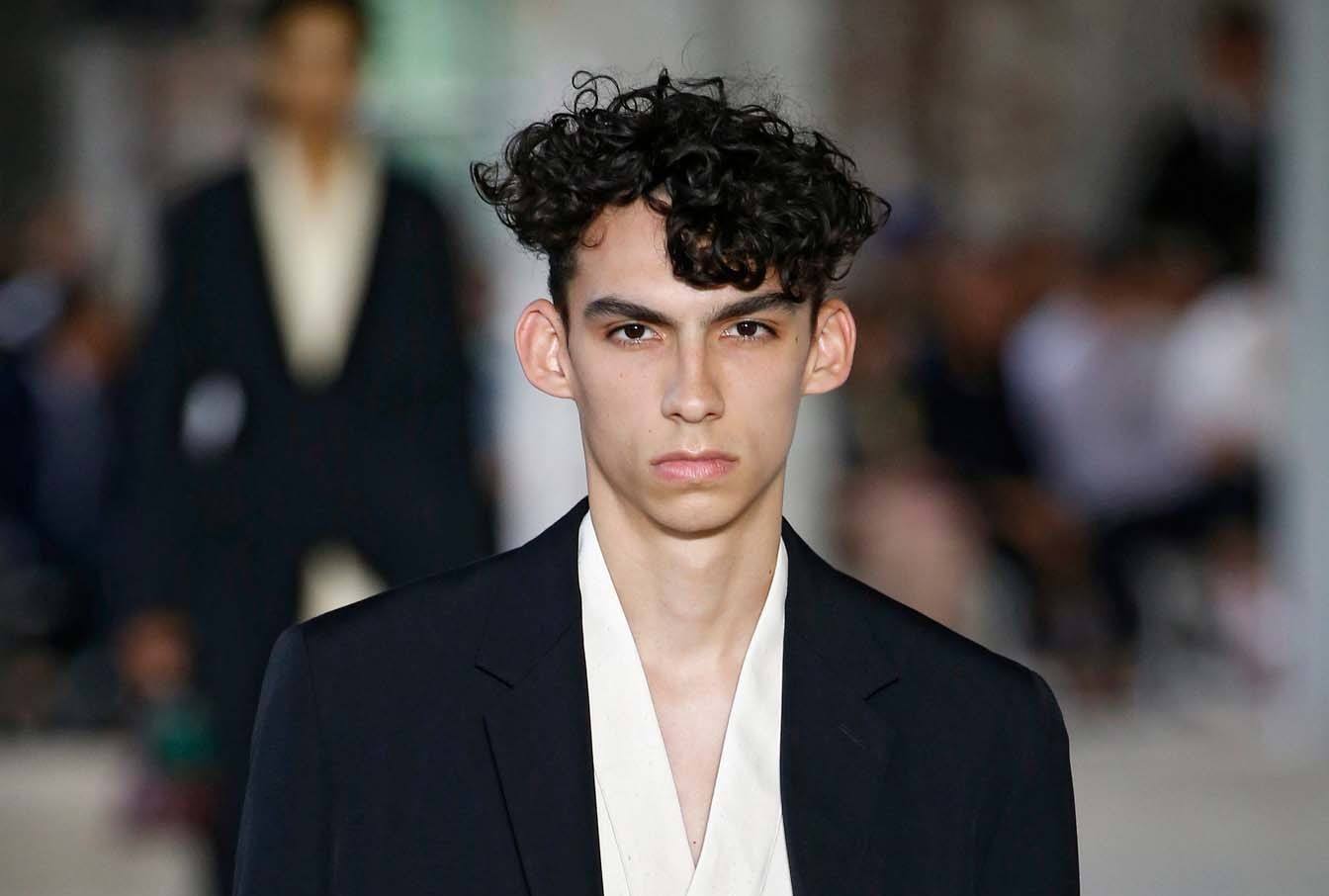 Potong pendek sisi kanan dan kiri untuk memberi efek rapi. (Foto; Indigitalimages.com)