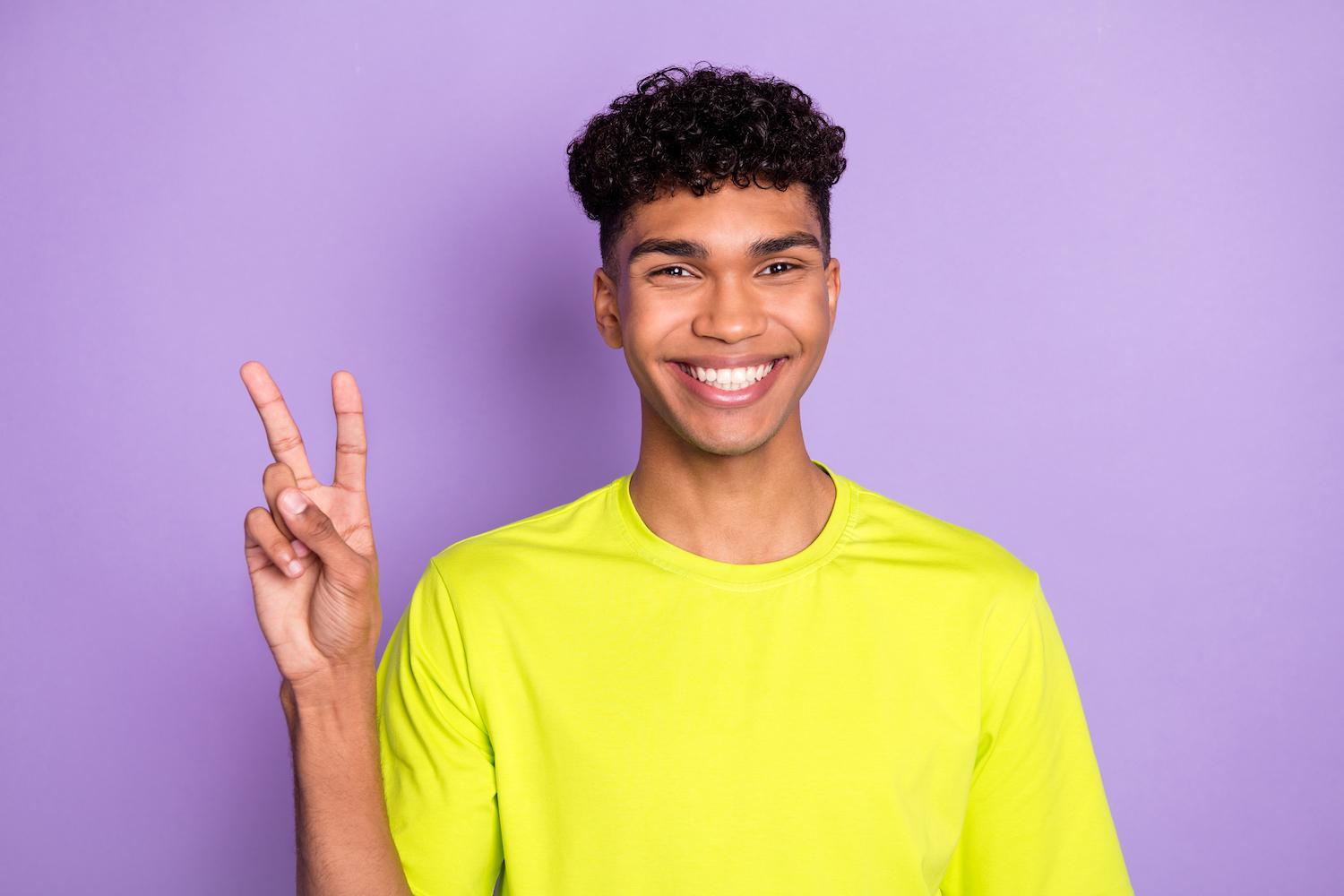 Sedikit undercut bisa membuat gaya rambut ikal semakin keren. (Foto: Shutterstock)