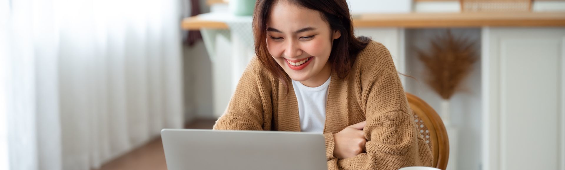 wanita asia sedang menggunakan laptop untuk chatgpt