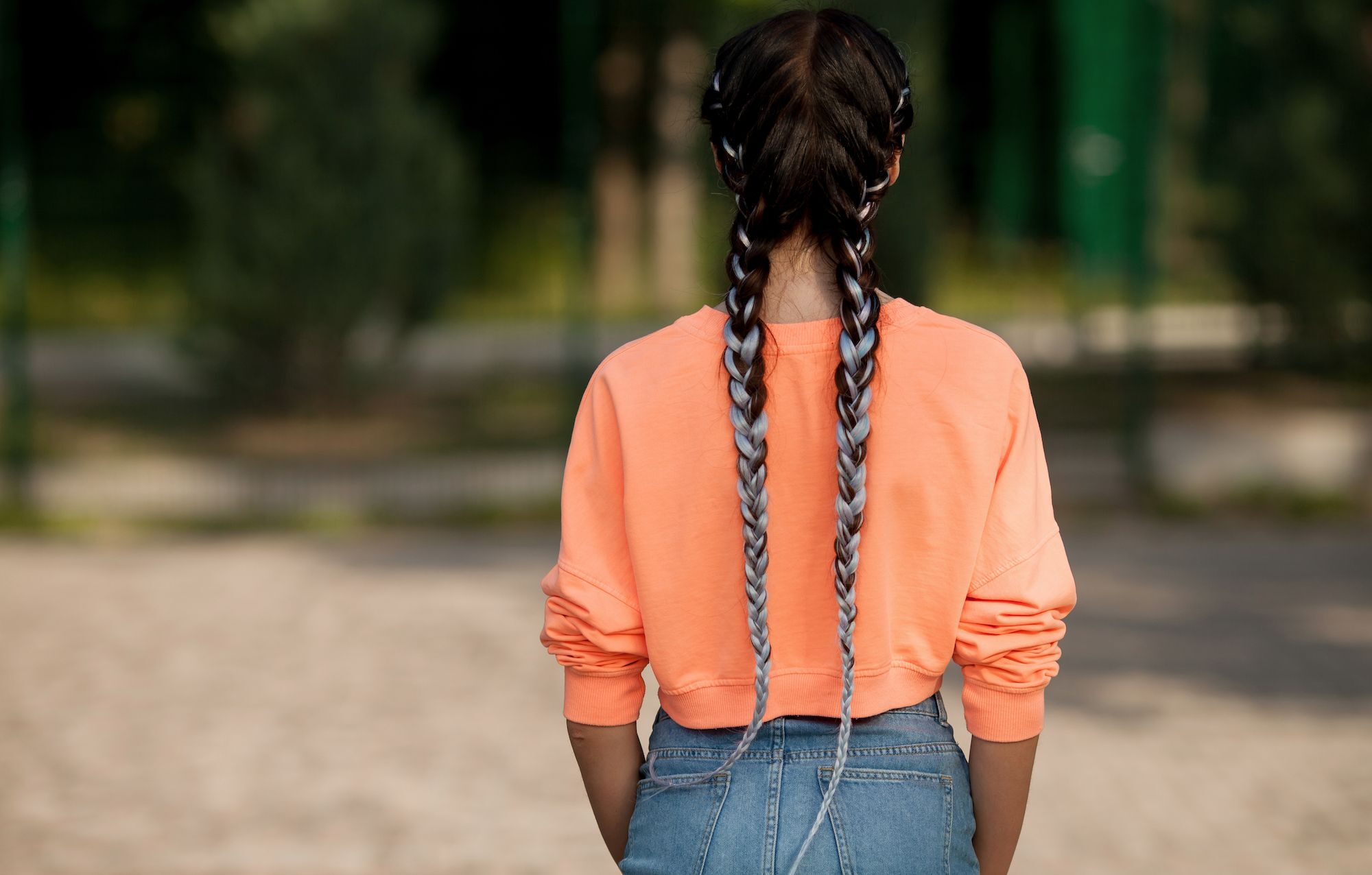 Dengan rambut sambungan, gaya dutch braids-mu jadi lebih keren. (Foto: Shutterstock)