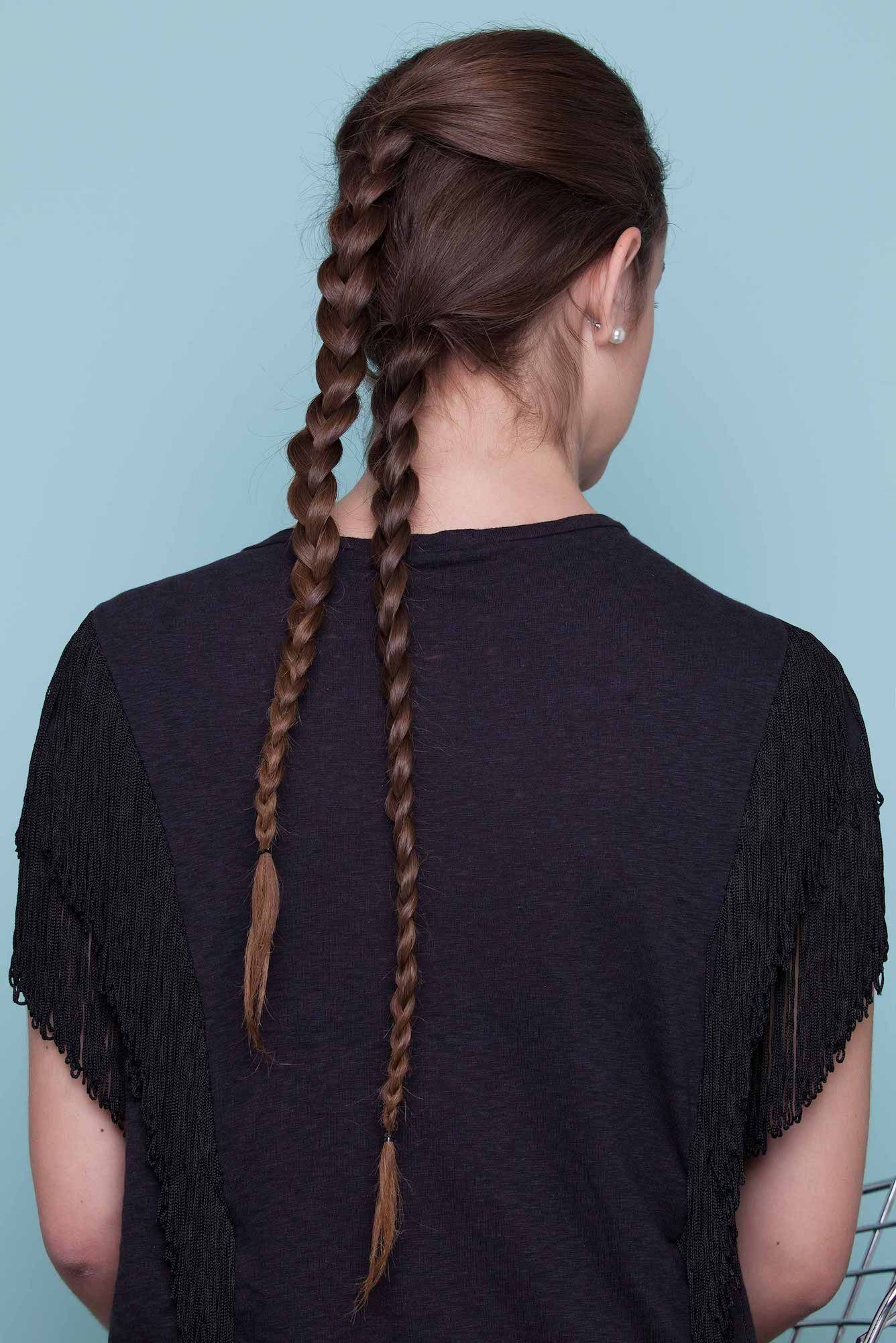 Rambut kepang dua bukan hanya cocok pada gaya pigtails, coba juga gaya ini. (Foto: Raquel Burst)