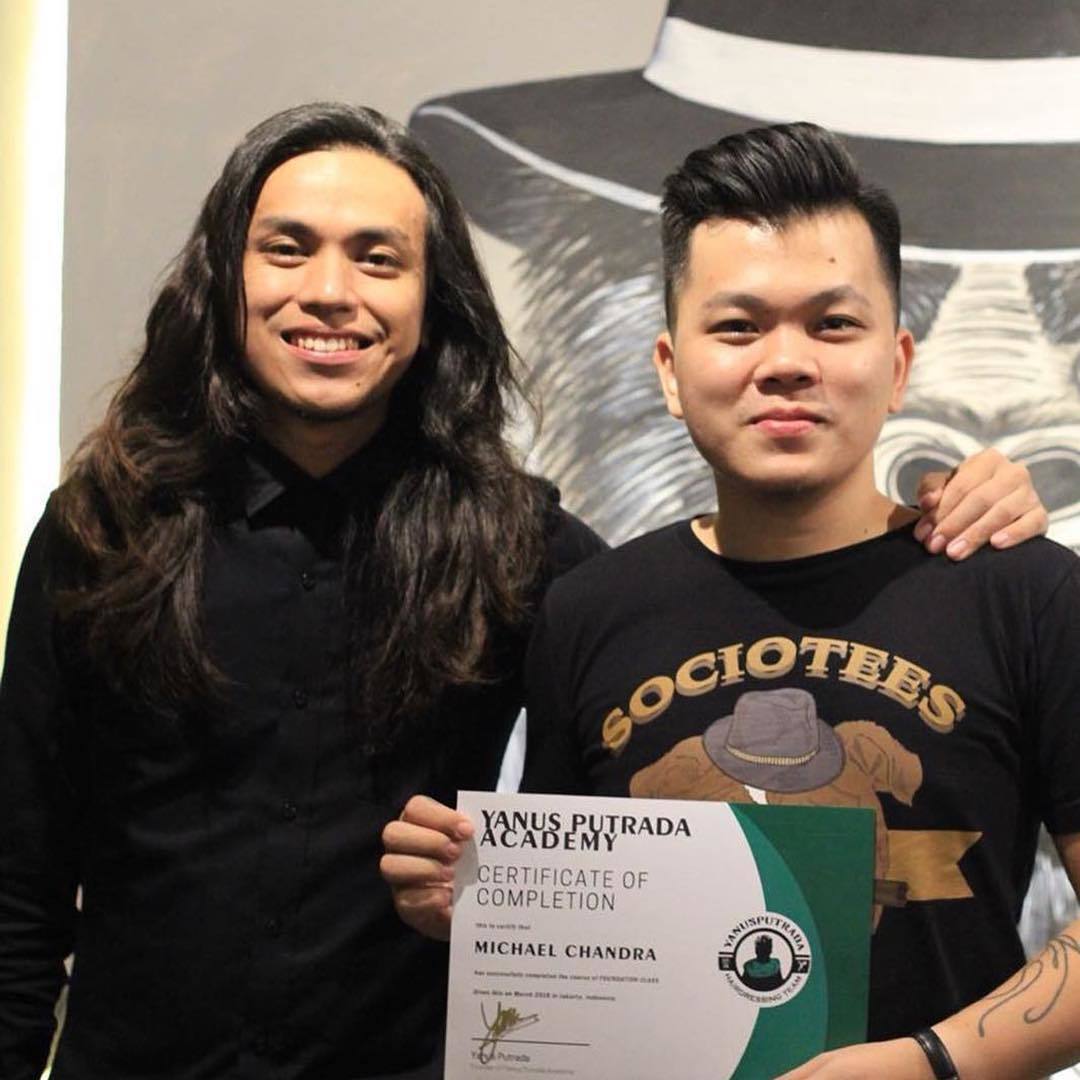 Yanus dengan murid dari Academy