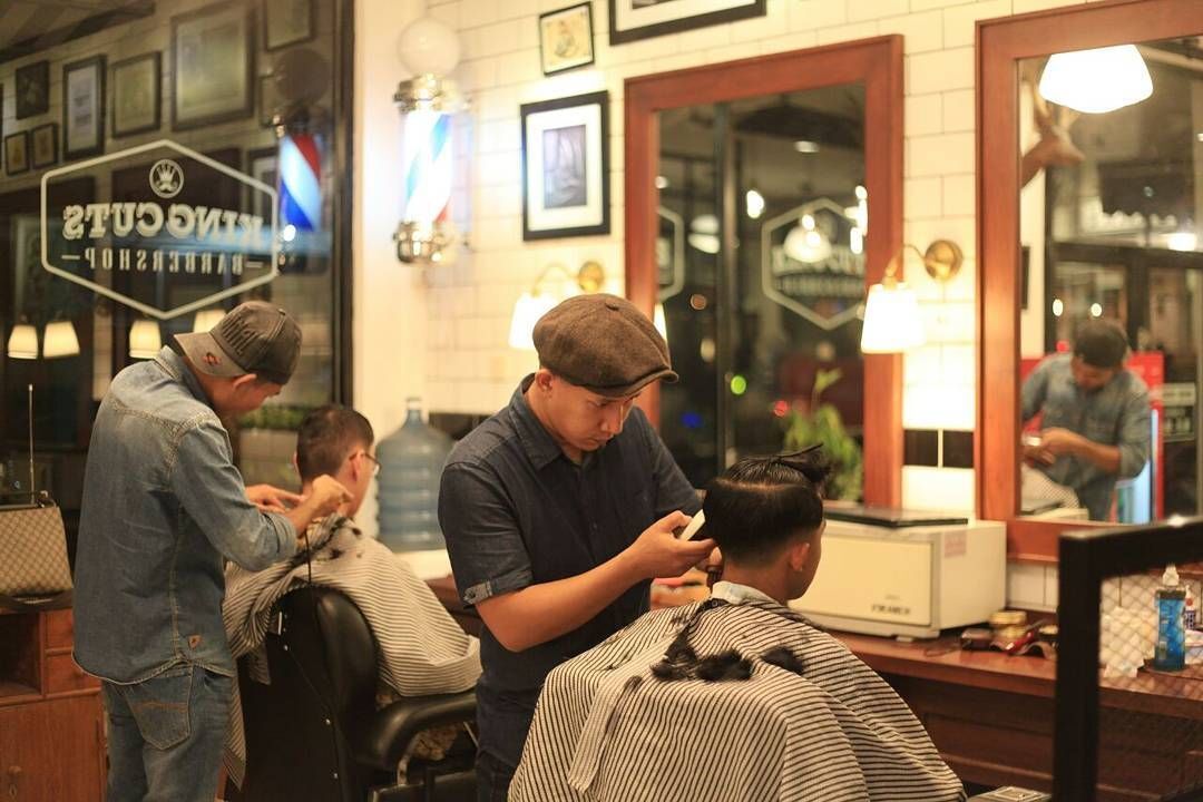 Jajang Muhidin, sedang memotong rambut salah satu kliennya di Kings Cut Barber - Cibubur