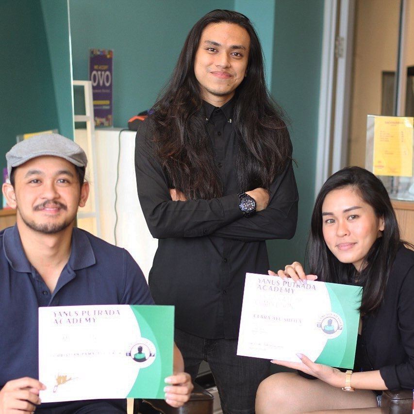 Yanus dengan 2 murid dari academy