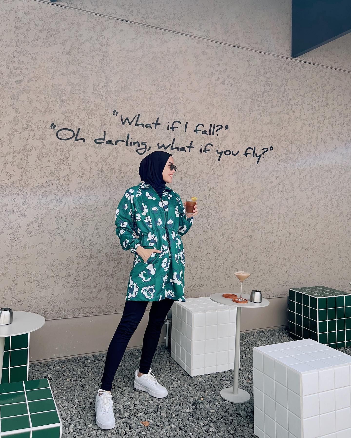 Pattern long jacket dan hijab polos. (Foto: Instagram/tiqasya)