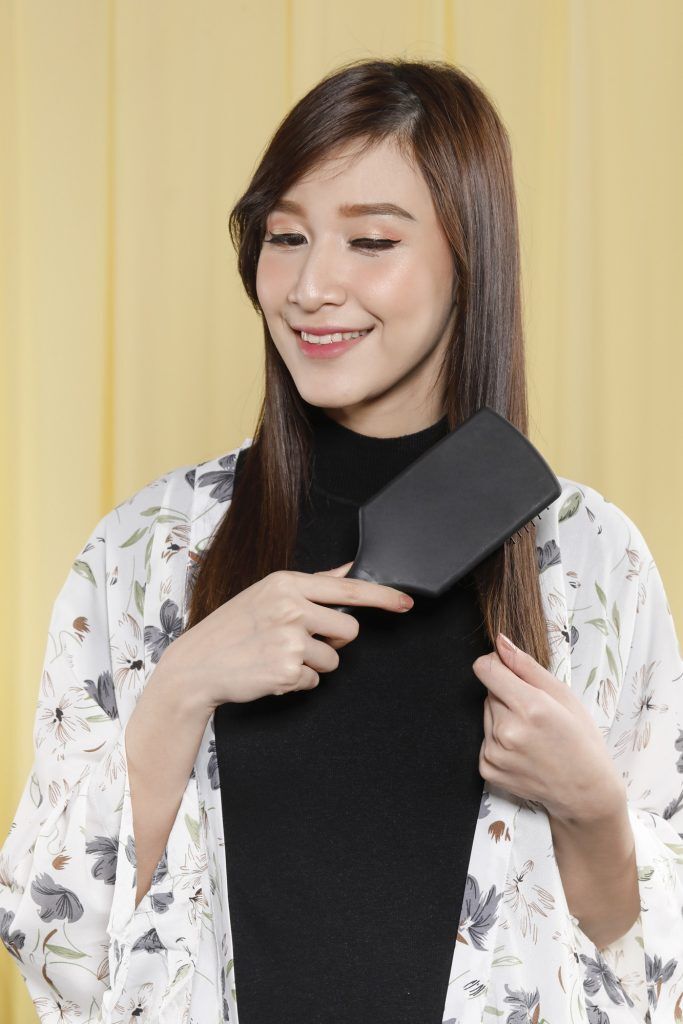 wanita asia menyisir rambut panjang