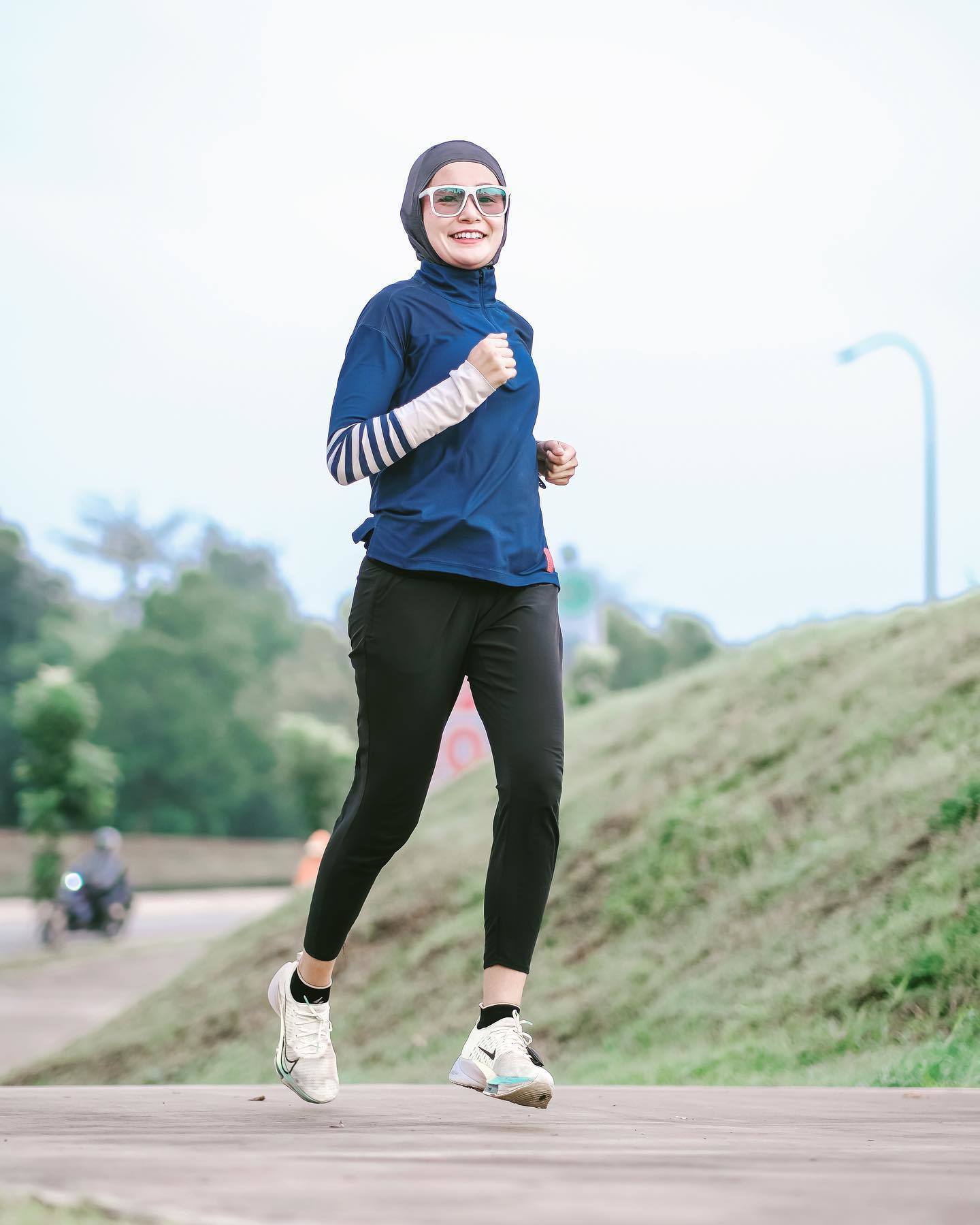 Pakai T-shirt dan legging olahraga. (Foto: Instagram/sorayalarasat1)