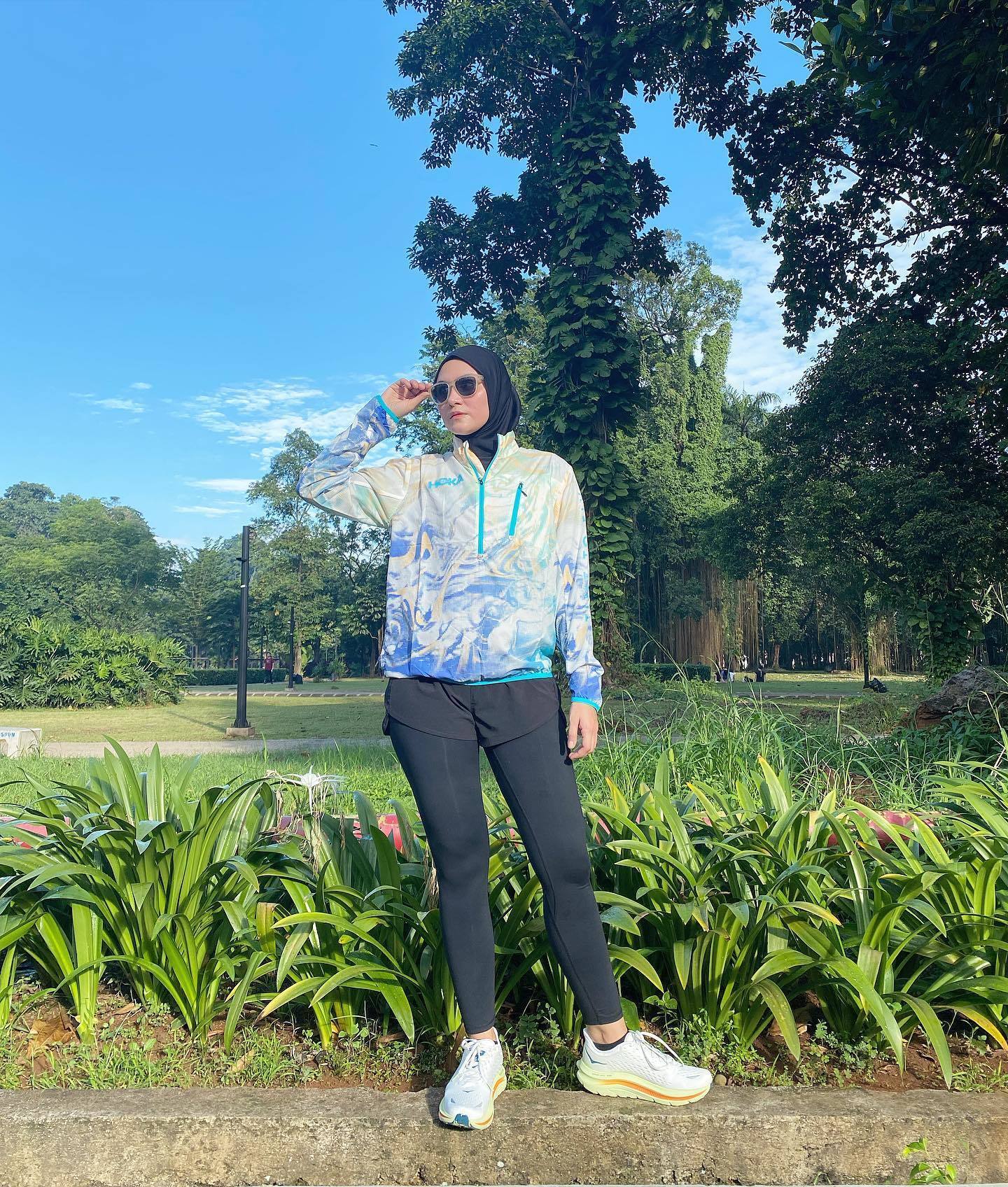 Celana pendek dan legging. (Foto: Instagram/zeezeeshahab)