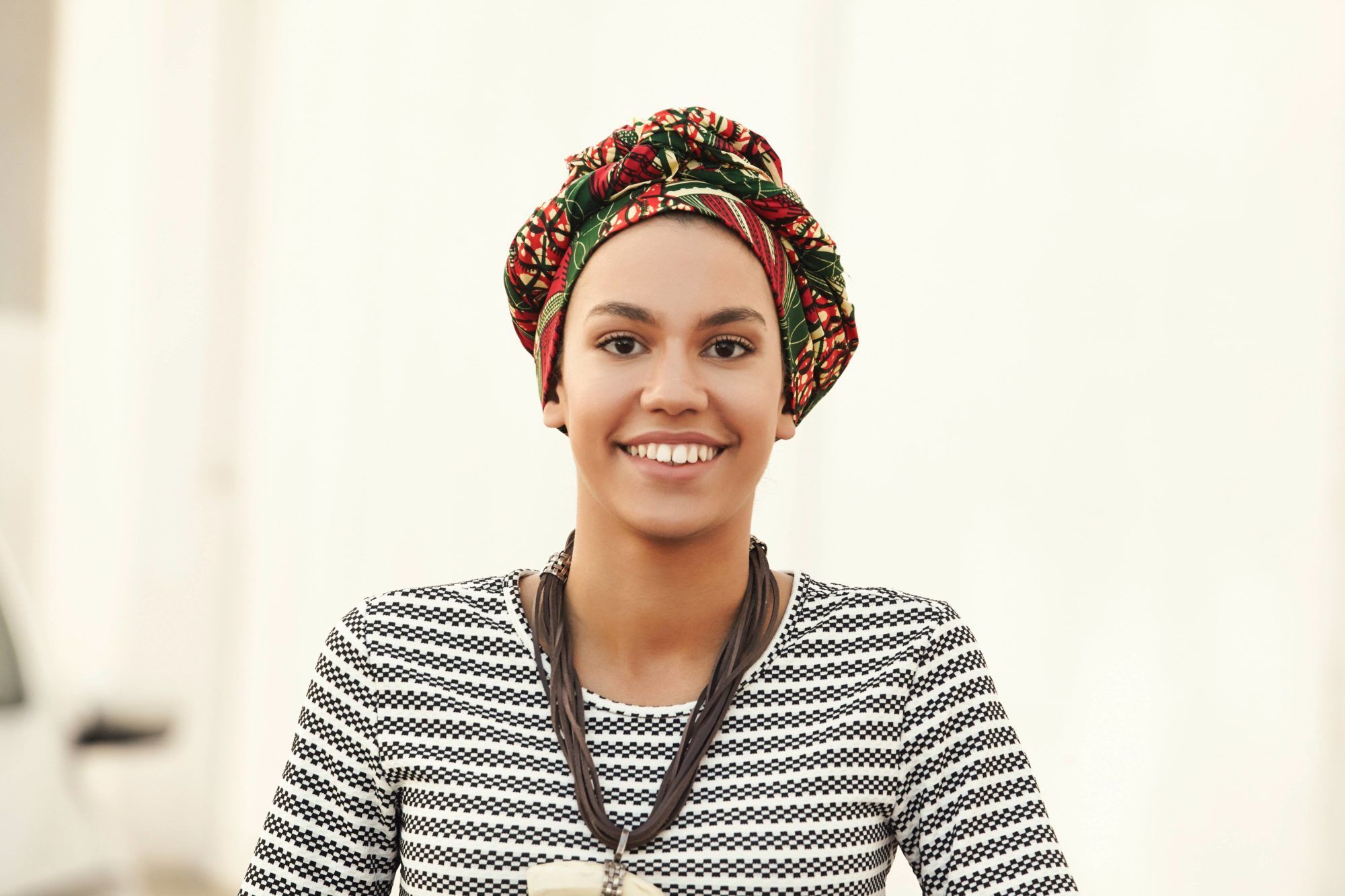 Gaya turban klasik ini dapat dilihat dari cirinya, yaitu menutupi seluruh rambut. (Foto: Raquel Brust)