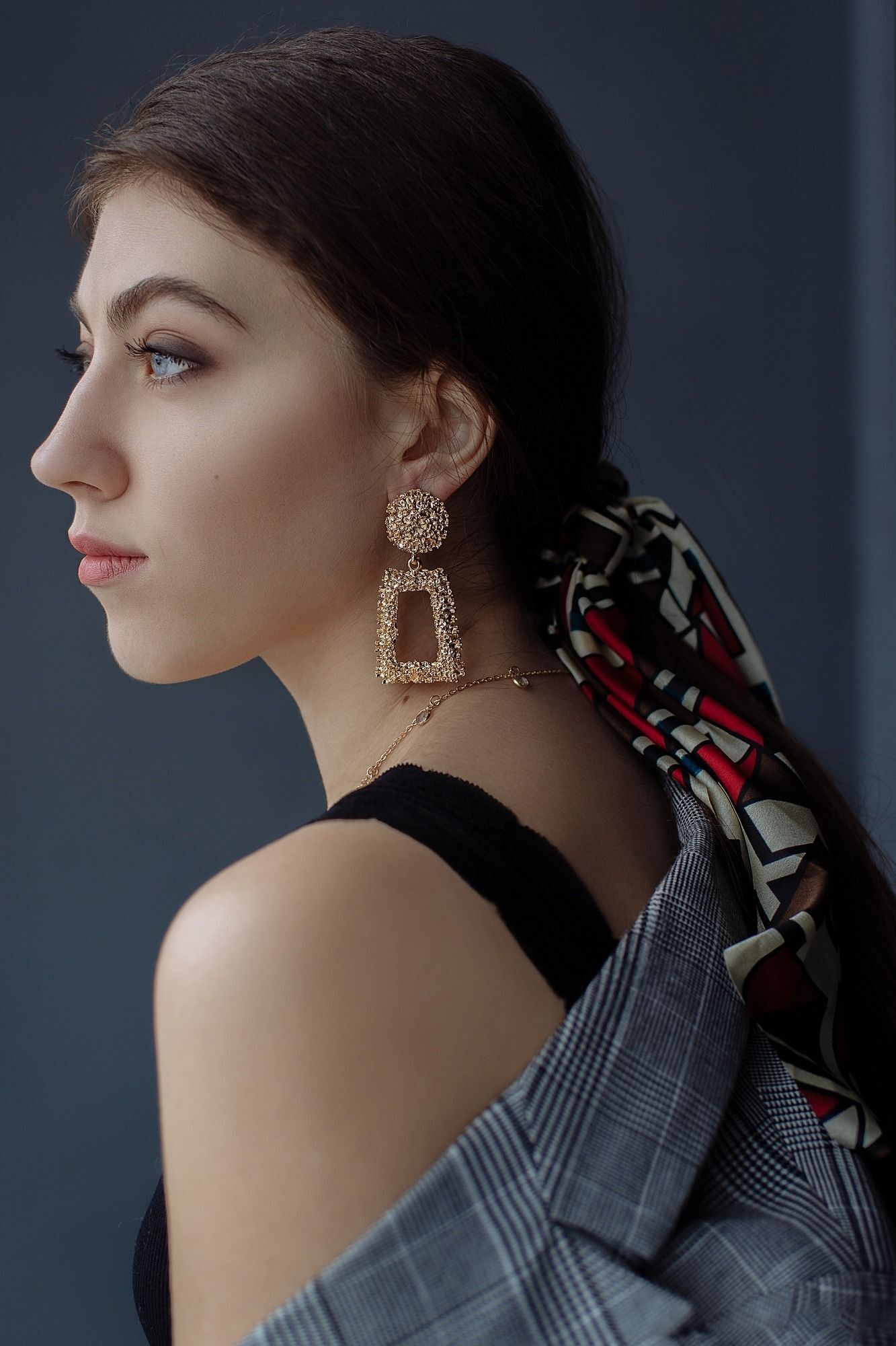 22 Gaya Scarf untuk Rambut dan Tutorialnya