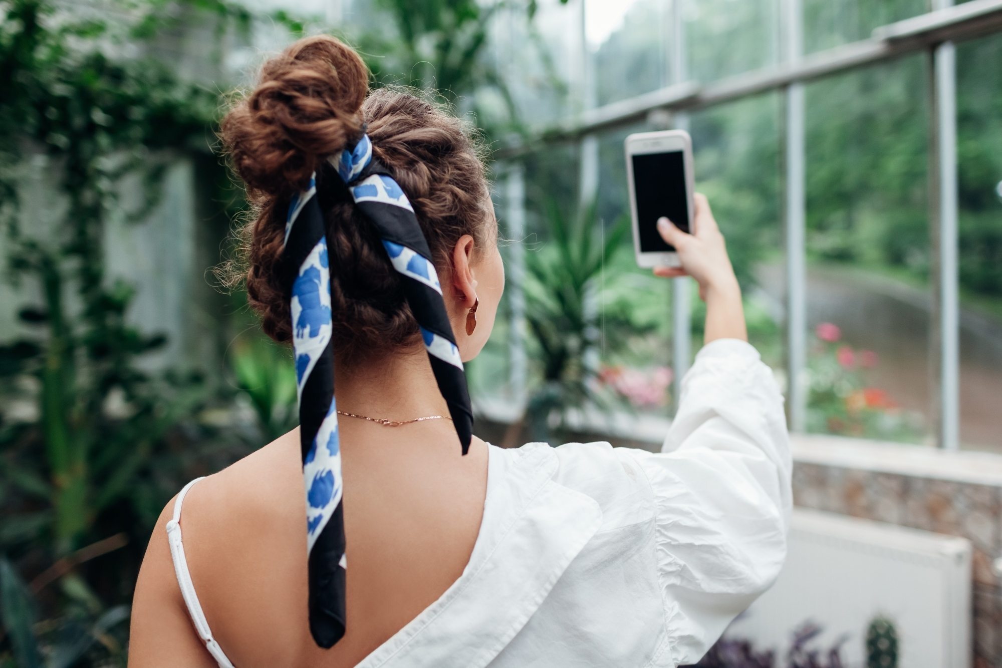 Karet rambut terlihat biasa saja? Ganti dengan scarf! (Foto: Shutterstock)