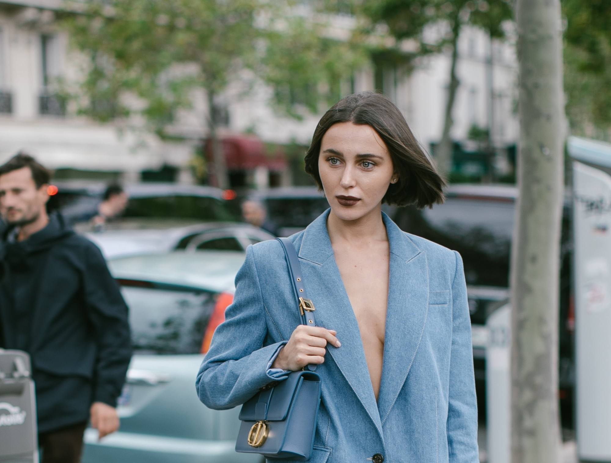 Middle parted hair atau rambut belah tengah selalu jadi pilihan gaya yang aman dan versatile. (Foto: Shutterstock)