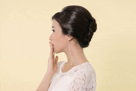 Wanita Asia dengan sanggul french twist.