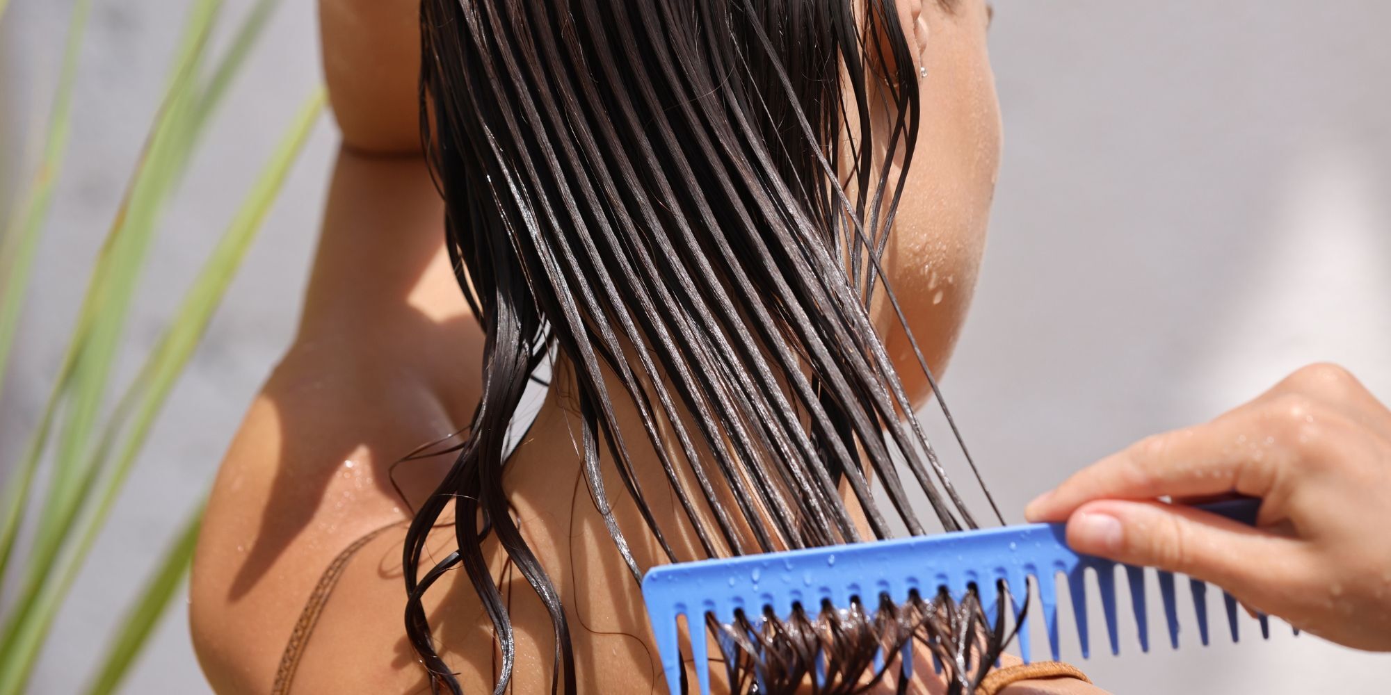 wanita sedang menyisir rambutmu ketika smoothing