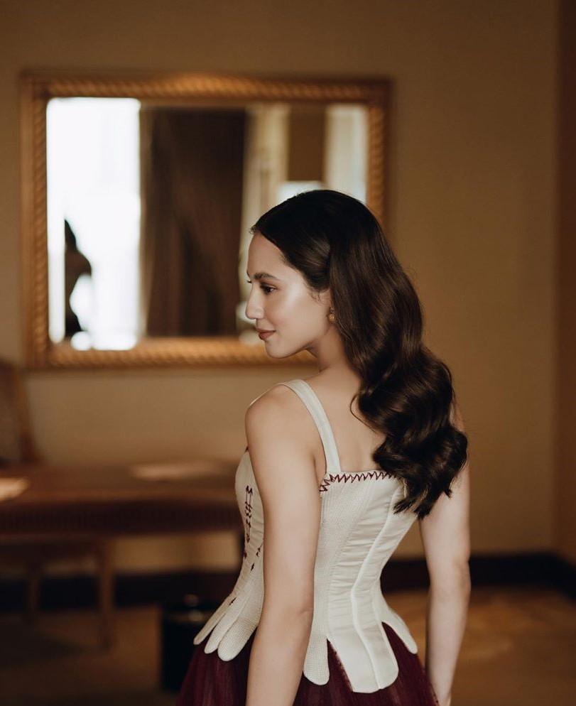 Hollywood Curl yang anggun. (Foto: @pevpearce/Instagram)