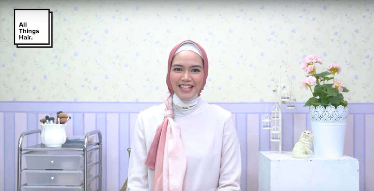 Gaya hijab dengan padanan kepang? Kenapa tidak. (Foto: All Things Beauty Indonesia)