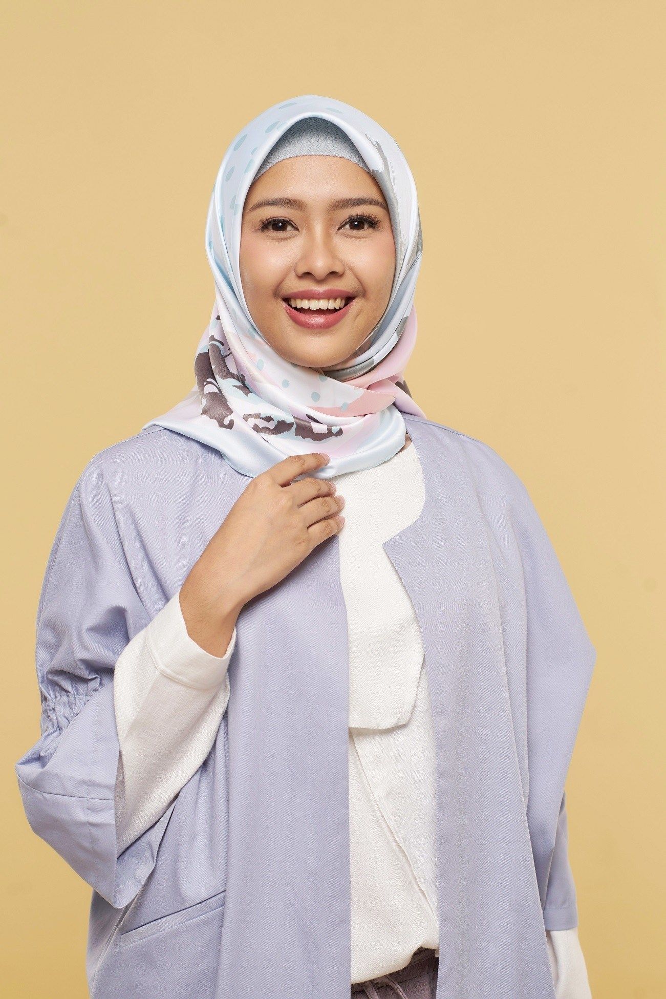 Gaya hijab segitiga yang simpel untuk kamu yang modern. (Foto: Hariono Halim)