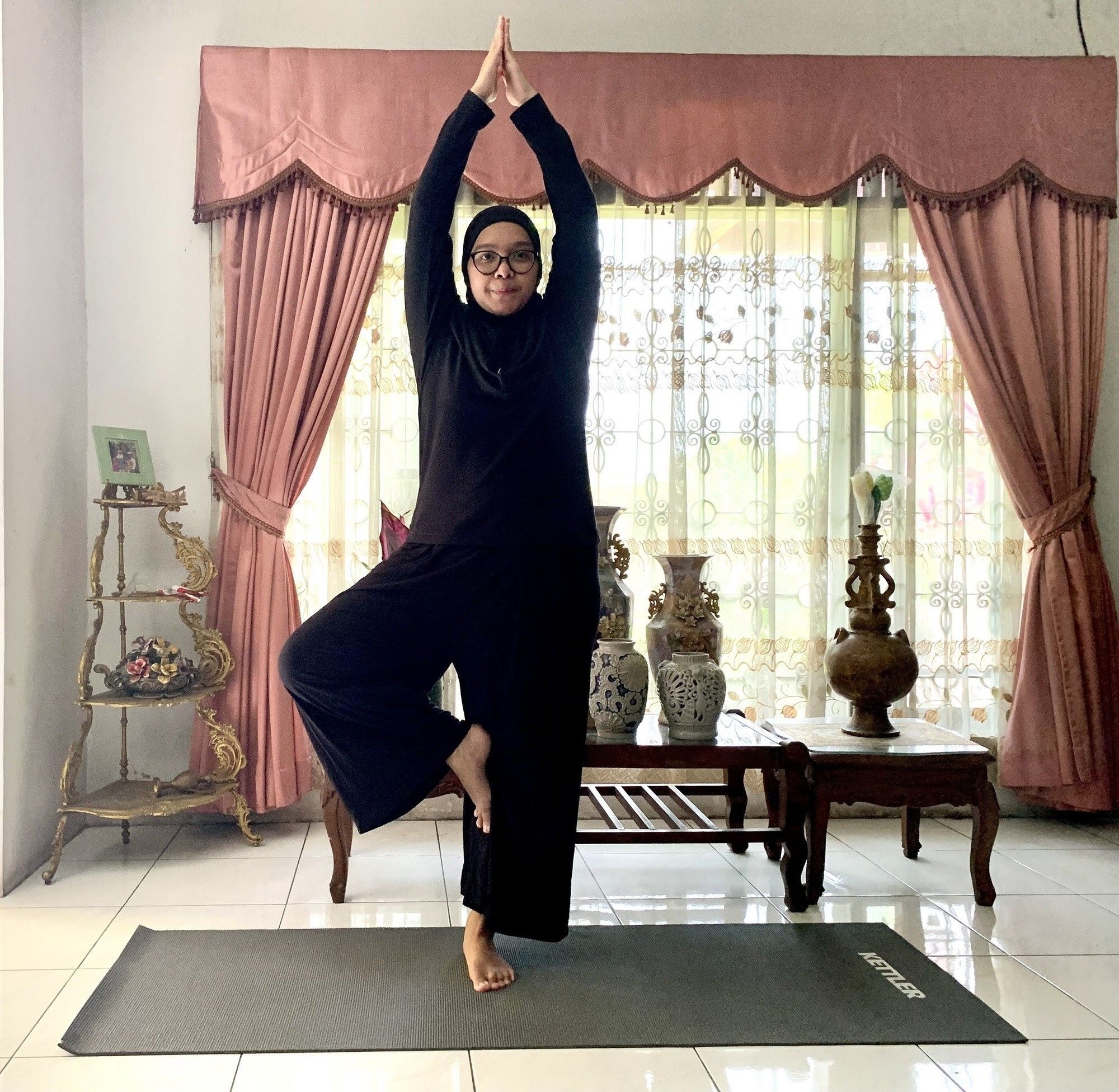 Editor ATH ID Mestika sedang berlatih gerakan yoga di rumah