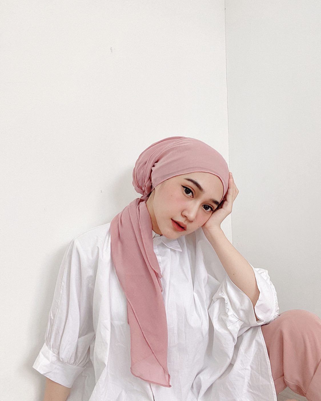 Tampil effortless dengan gaya hijab turban yang kekinian. (Foto: Instagram.com/sin.sr)