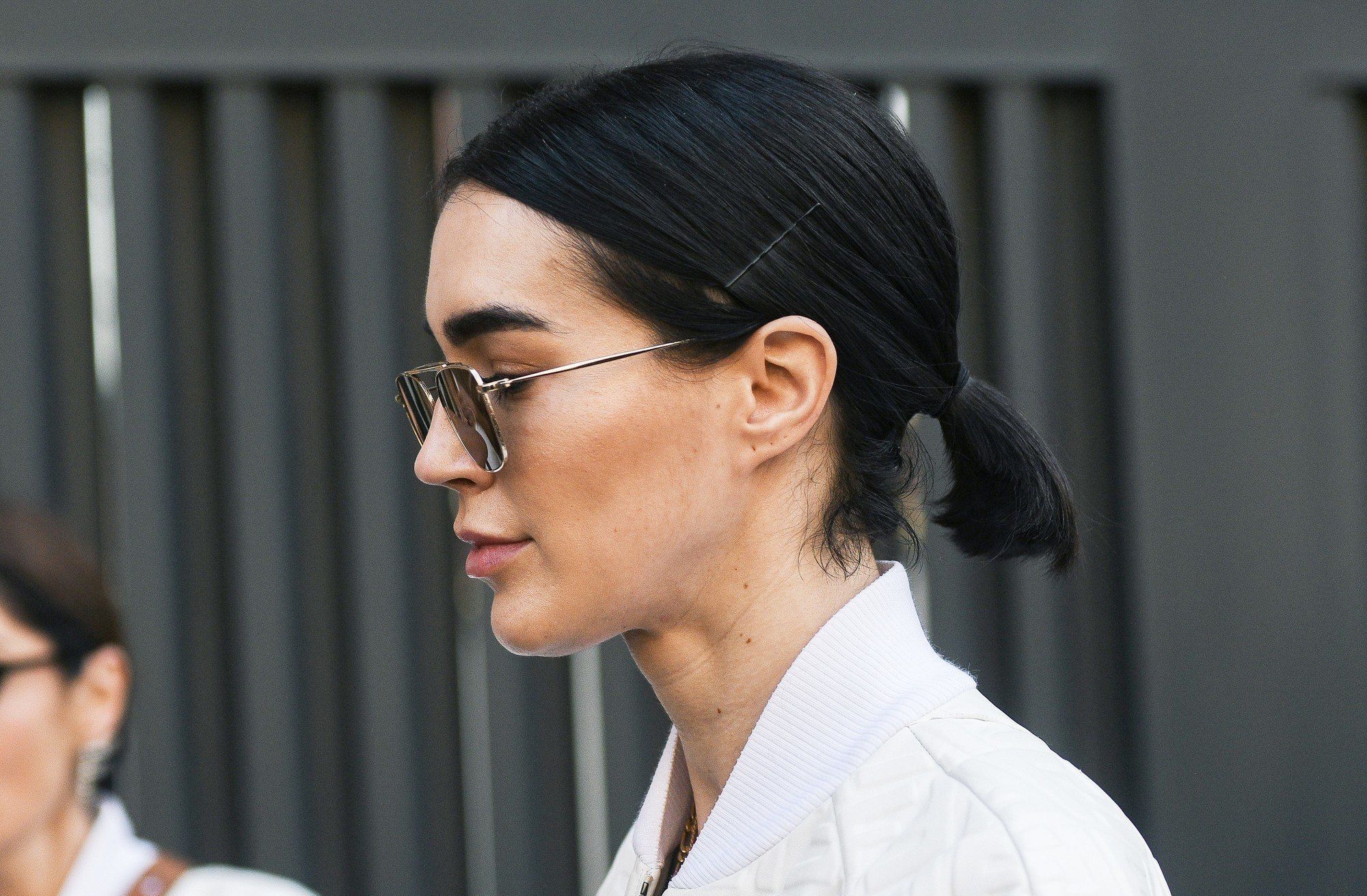 Gaya low ponytail yang simpel. (Foto: Shutterstock)