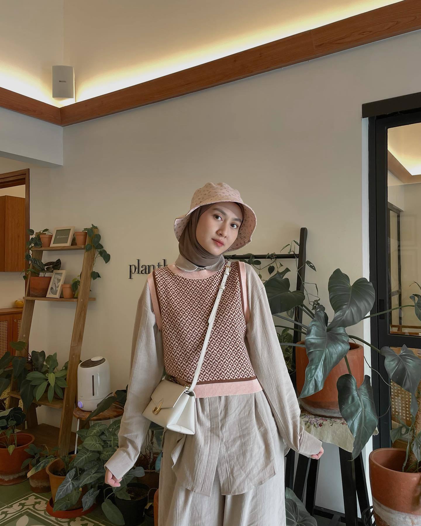 Tambahkan bucket hat pada hijabmu! (Foto: Instagram.com/inasrana)