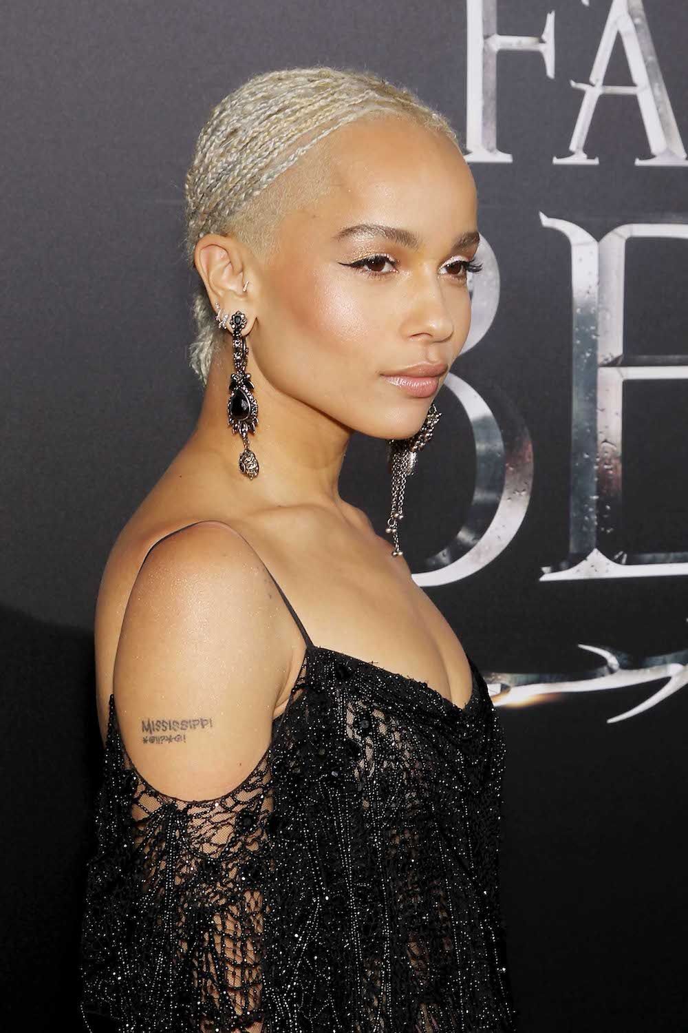 Kerahkan skill mengepangmu untuk gaya rambut yang satu ini. (Foto: REX by Shutterstock)