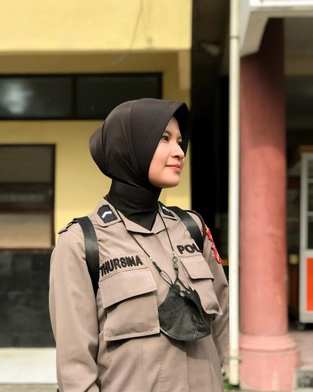 Polisi wanita Indonesia dengan jilbab instan warna hitam dan seragam dinas