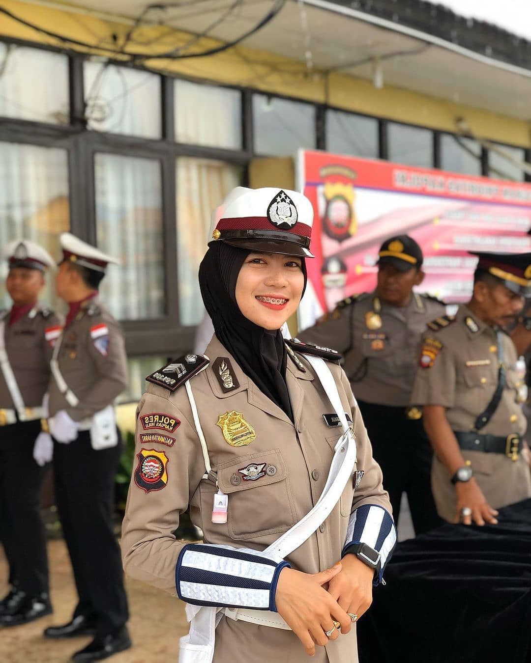 Polwan Indonesia mengenakan jilbab warna hitam lengkap dengan pakaian dinas polisi