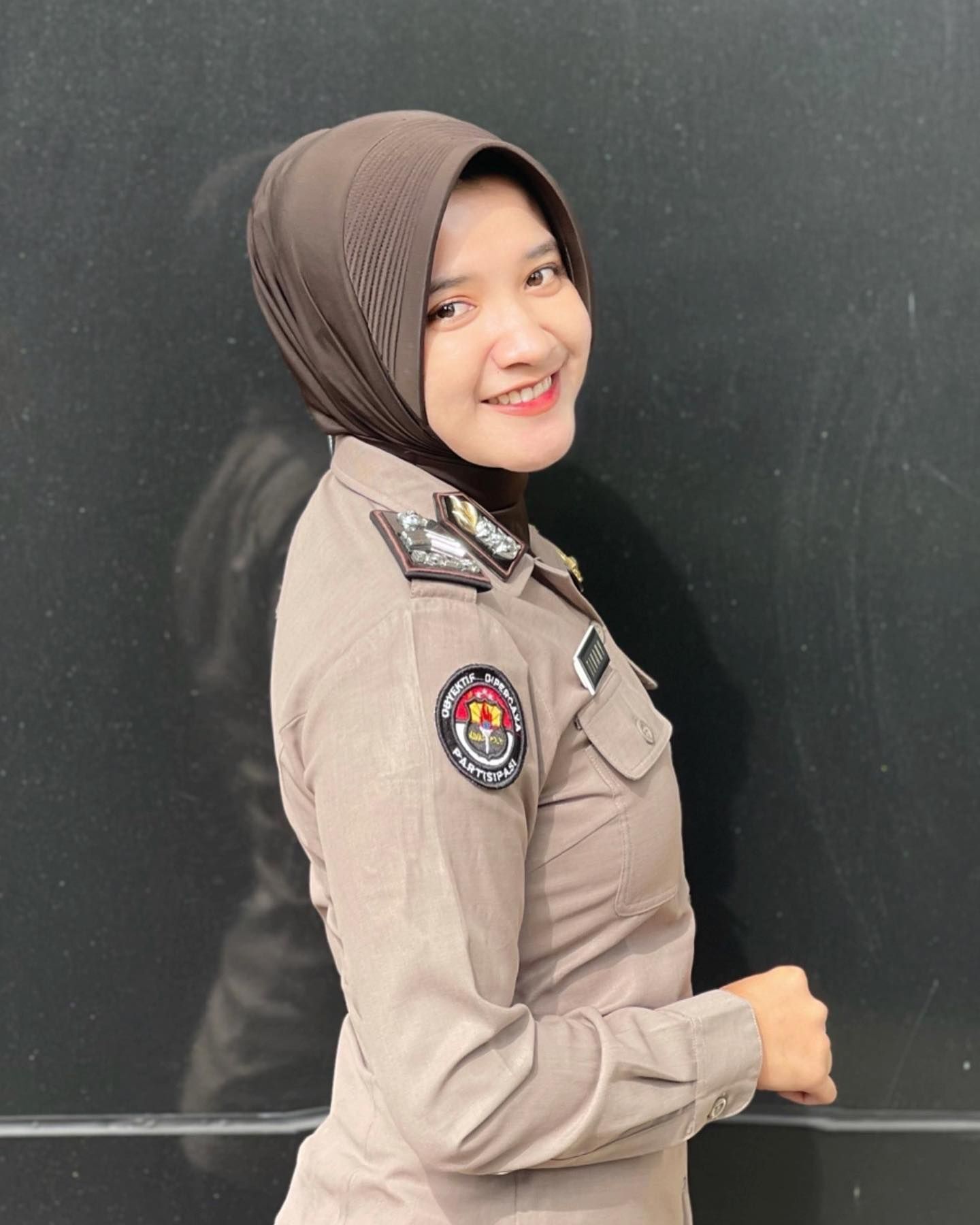 Polwan Indonesia dengan jilbab instan warna cokelat tua