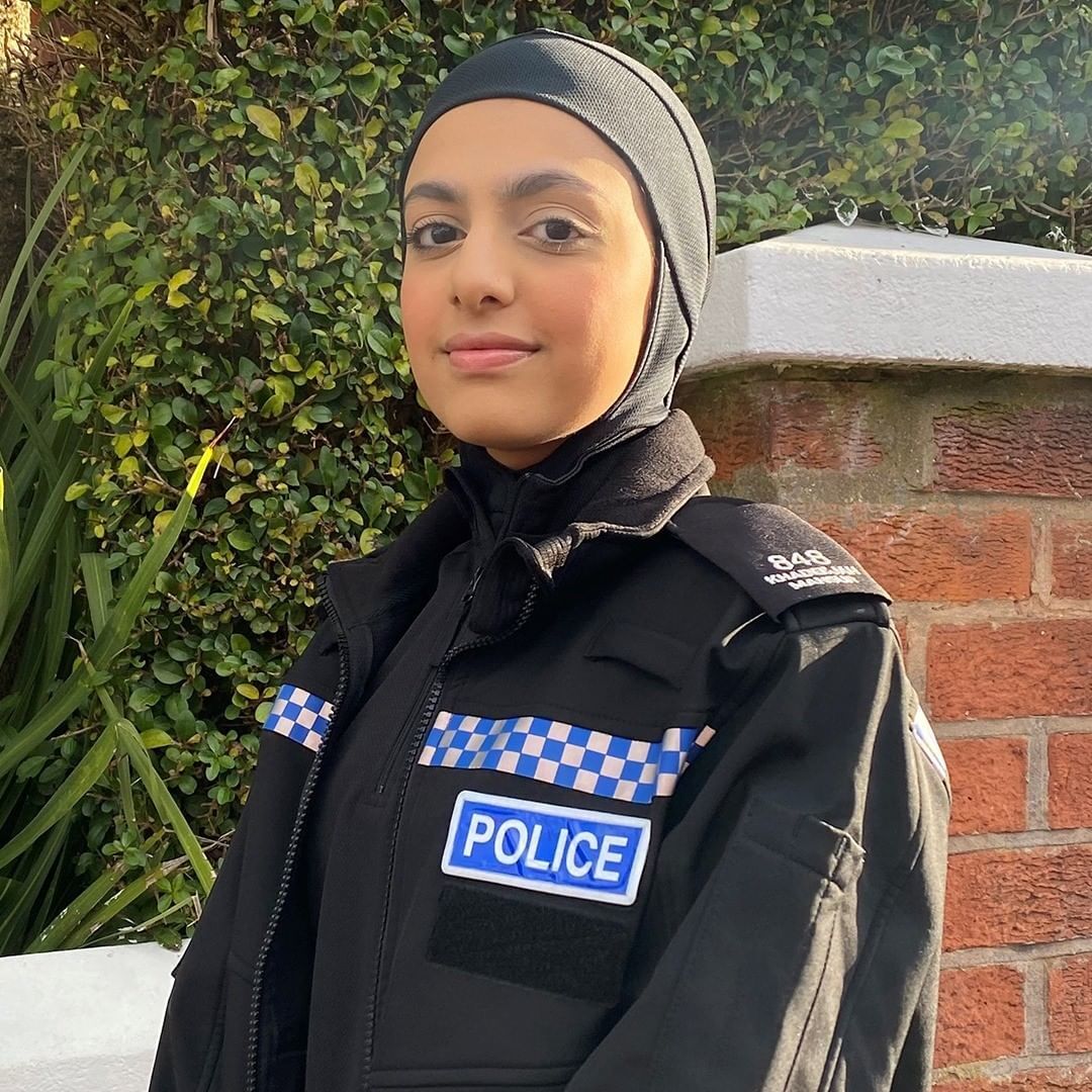 Polwan Inggris berhijab lengkap dengan seragam dinas warna hitam.