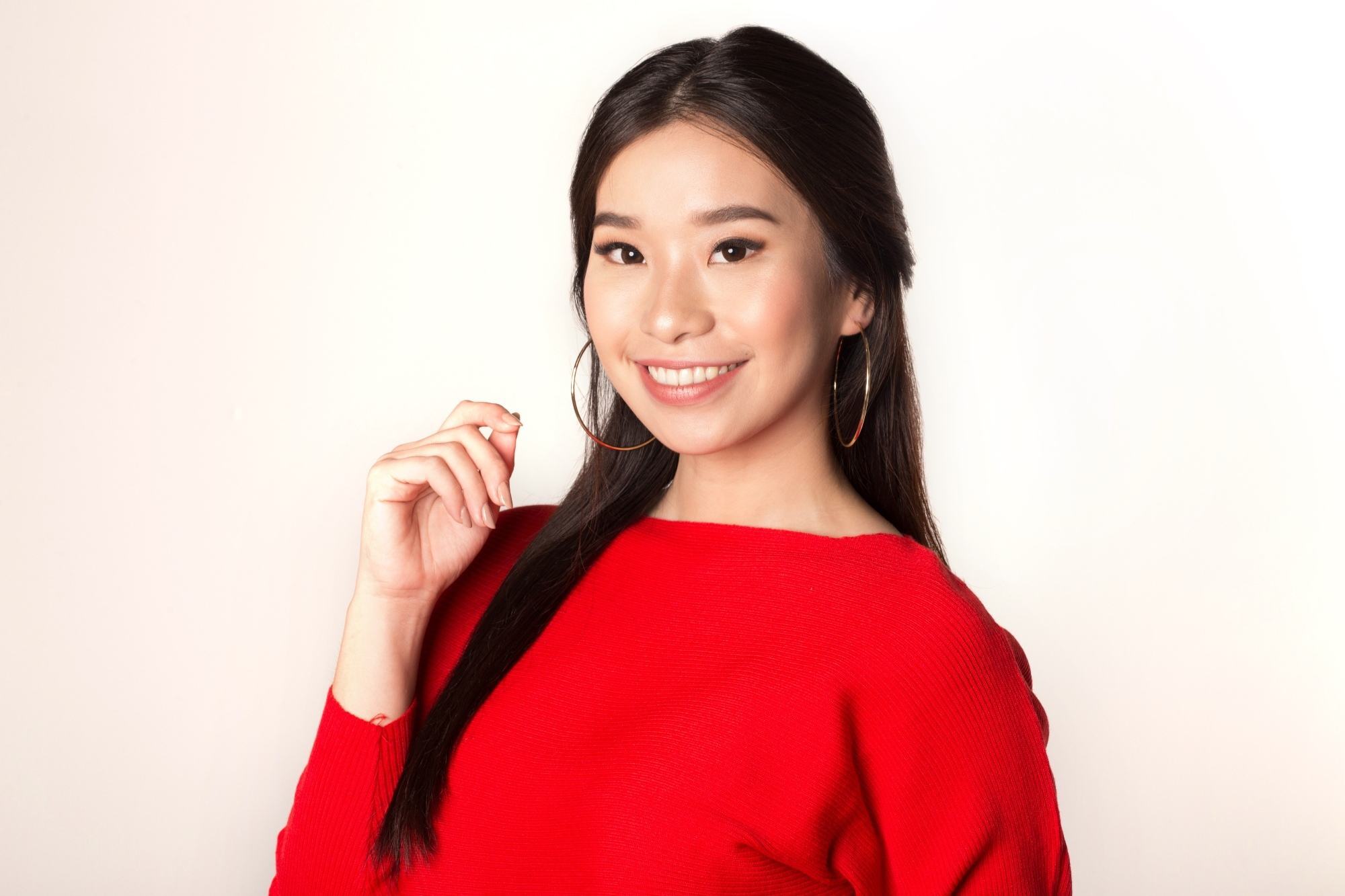 Wanita asia dengan rambut lurus