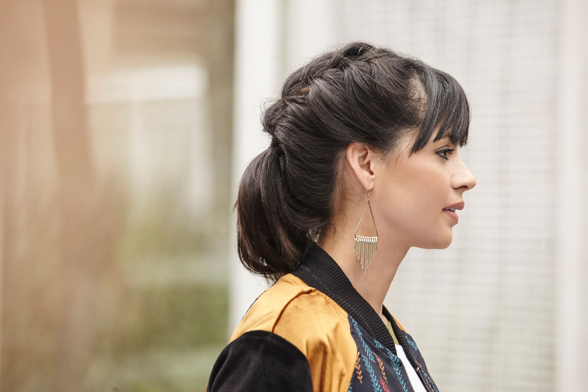 Gaya French braids dengan sedikit volume. (Foto: Raquel Burst)