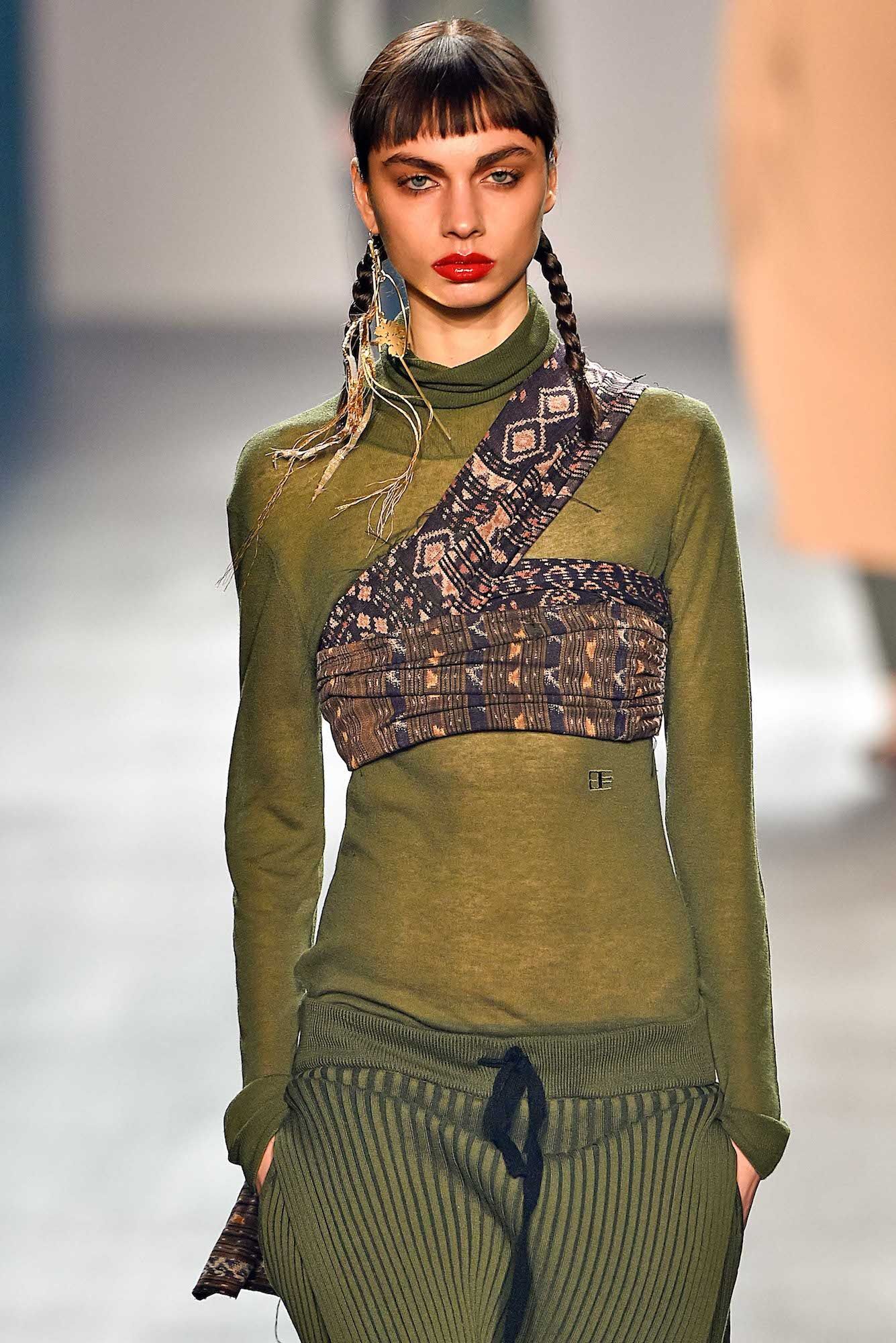 Gaya kepang klasik rapi dipadukan dengan poni rata. (Foto: Indigitalimages.com)