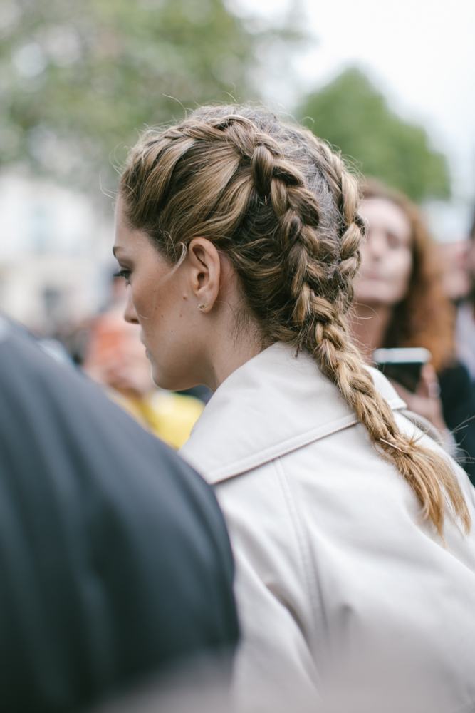 Gaya Dutch braid juga masih hits, lho! (Foto: Shutterstock)