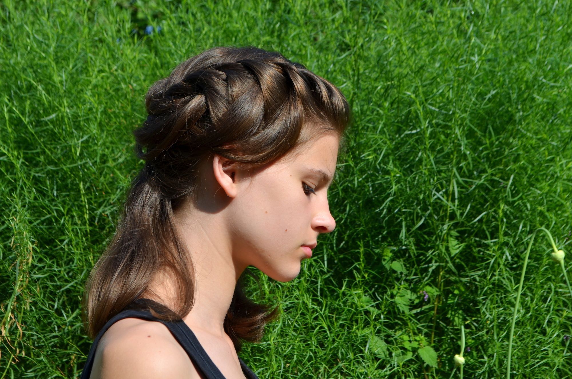 Gaya kepang loose plaits cocok untuk gaya kasual saat liburan. (Foto: Shutterstock)