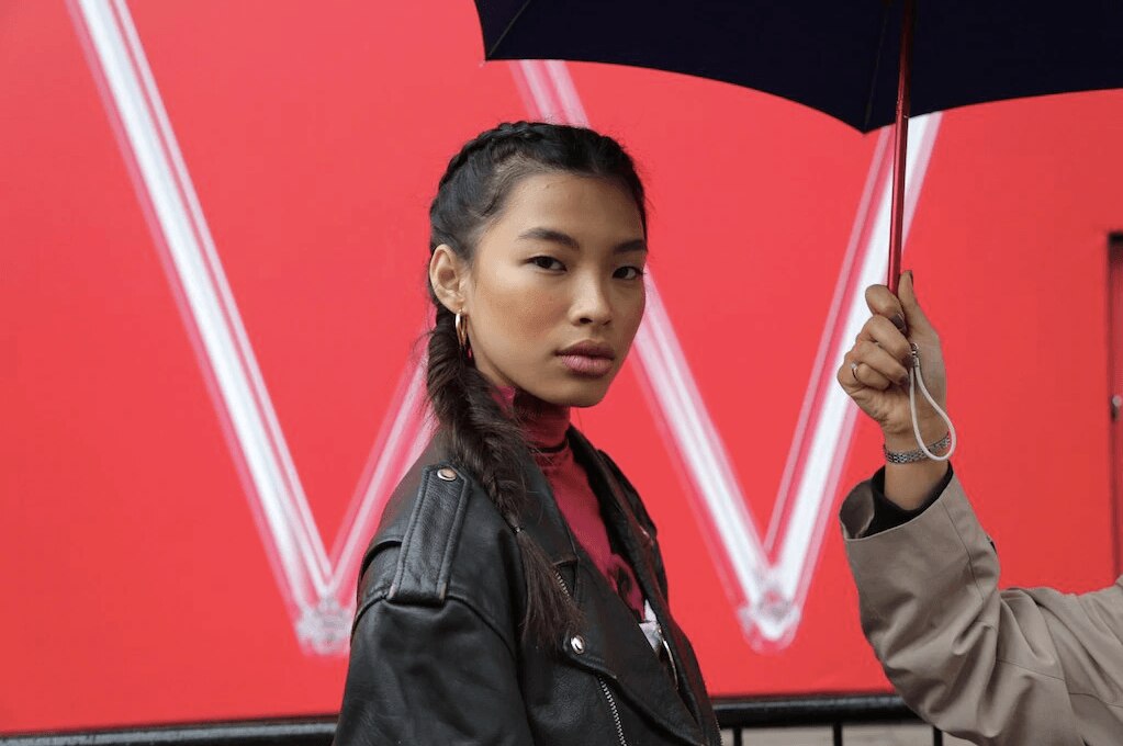 Siapa yang menduga kalau gaya rambut kepang membuatmu terlihat fierce? (Foto: REX by Shutterstock)