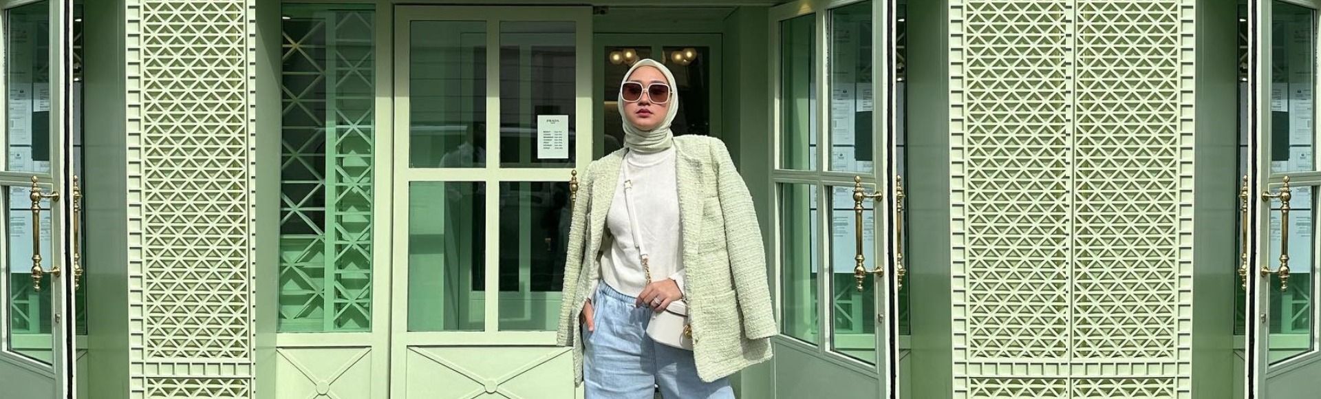Dian Pelangi mengenakan blazer berbahan tweed warna hijau pastel.